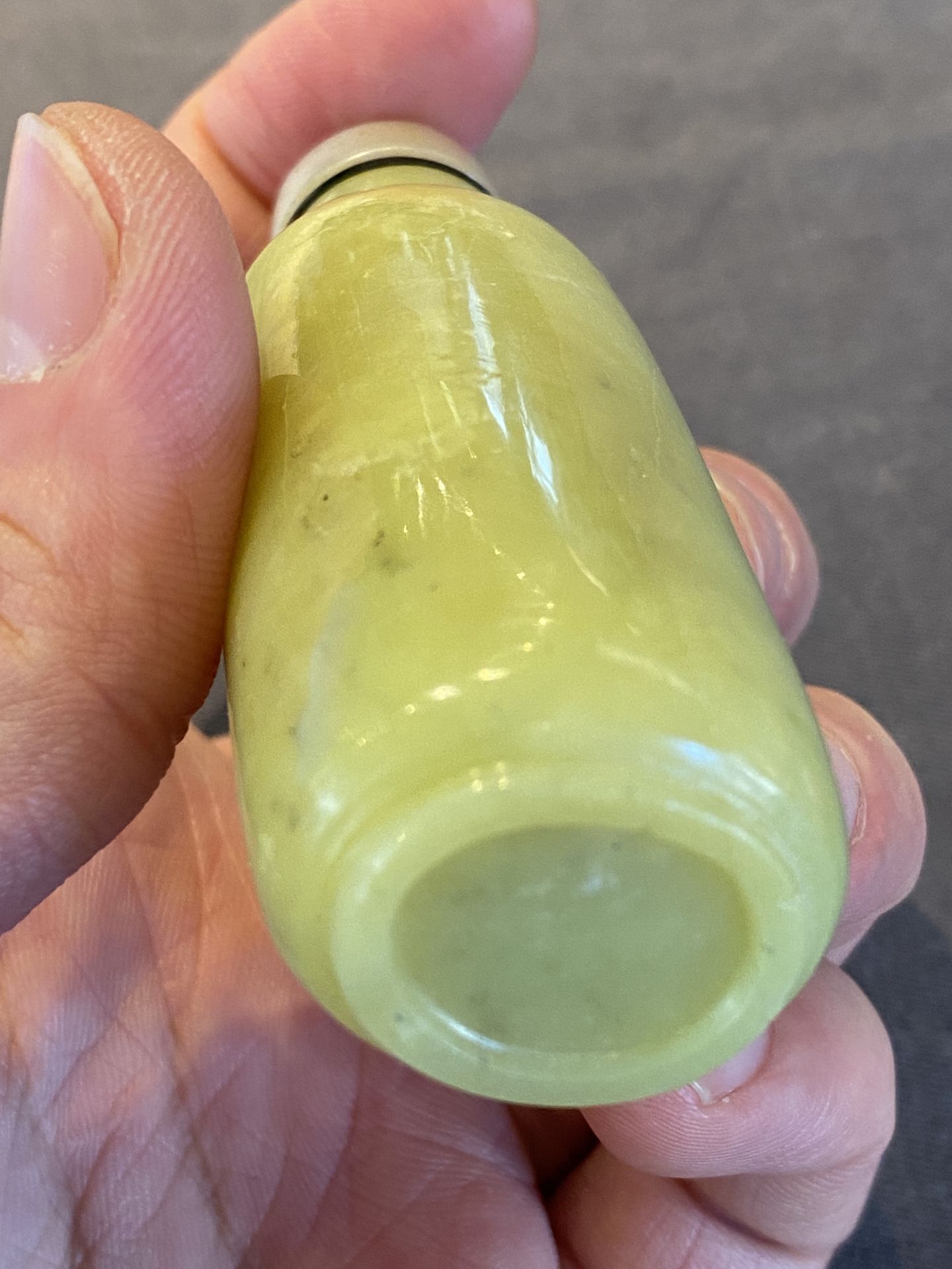 A Chinese yellow jade snuff bottle, Qing - Image 11 of 13