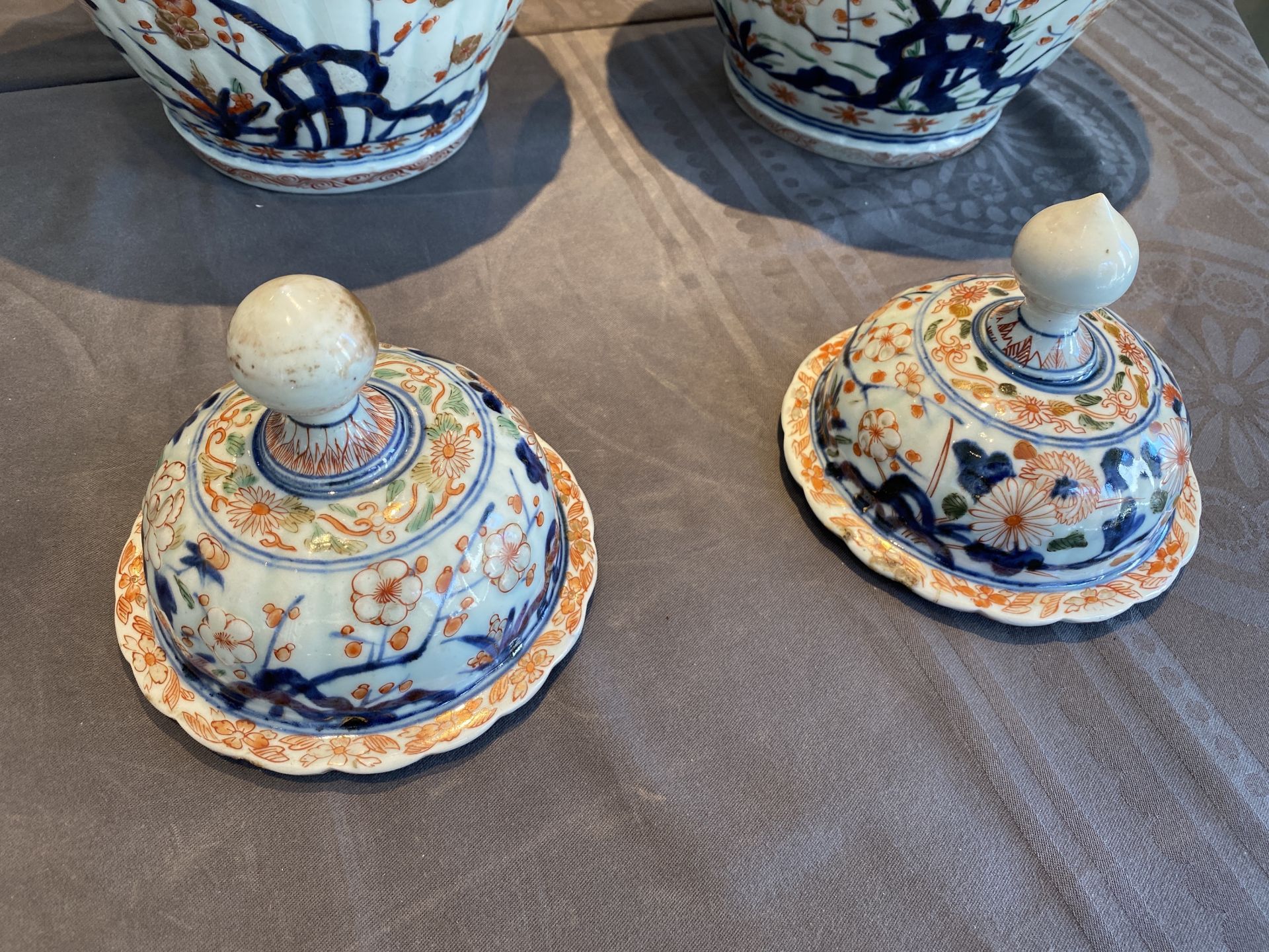 A pair of Japanese Imari vases and covers, Edo, 17/18th C. - Image 11 of 28