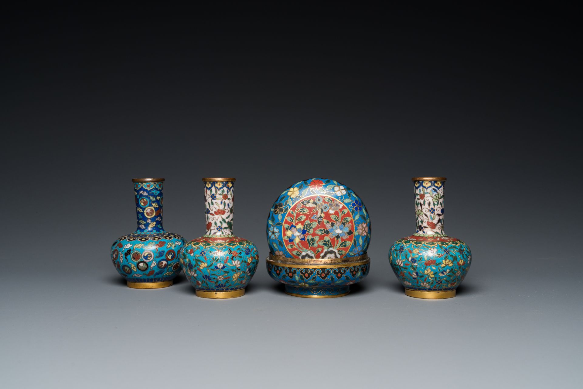 Three Chinese cloisonnŽ vases and a covered box, 19/20th C.