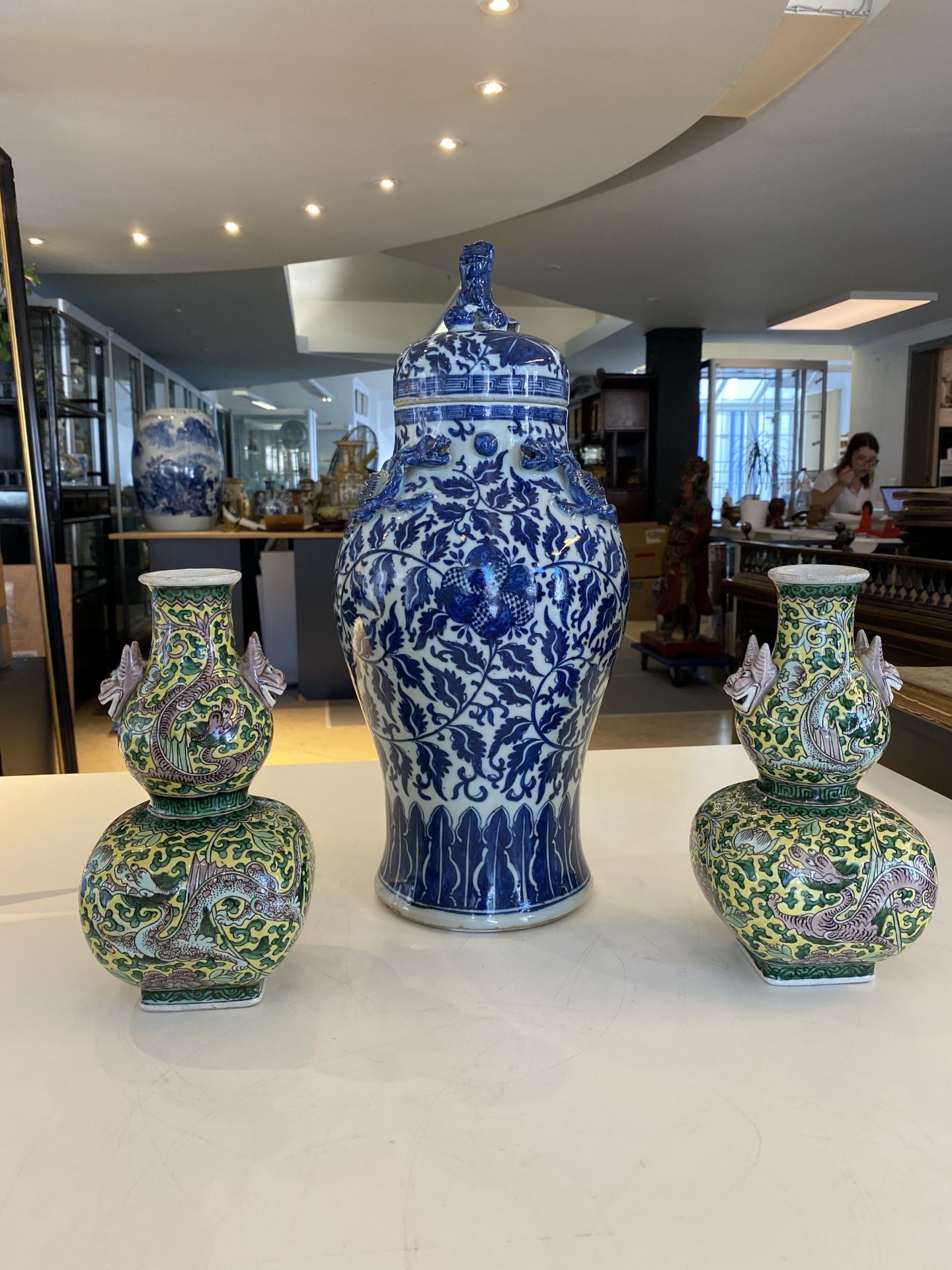 A pair of Chinese famille verte double gourd vases and a blue and white vase and cover, 19/20th C. - Image 14 of 39
