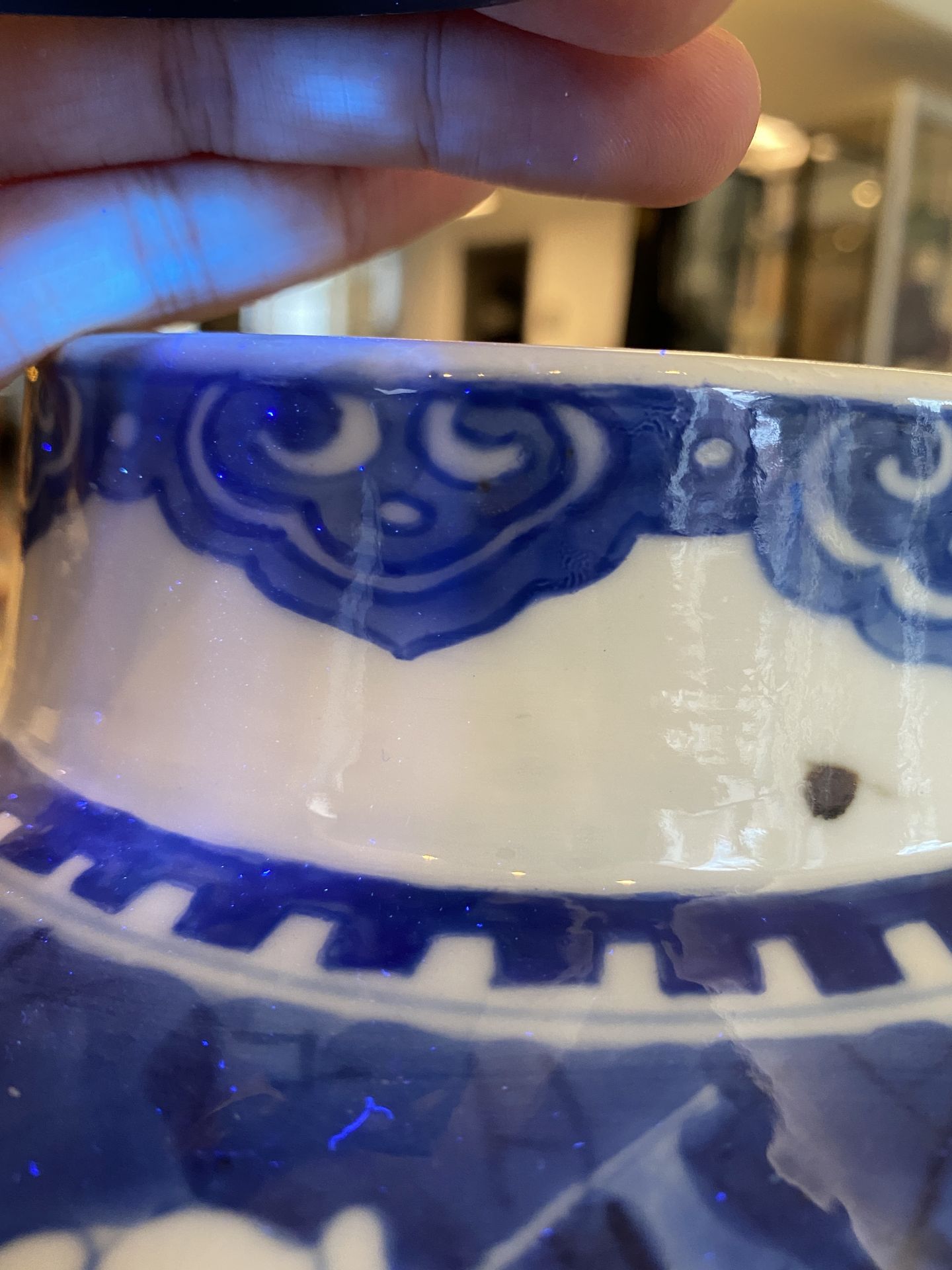 A Chinese blue and white 'prunus on cracked ice' vase and cover, Kangxi - Image 19 of 29