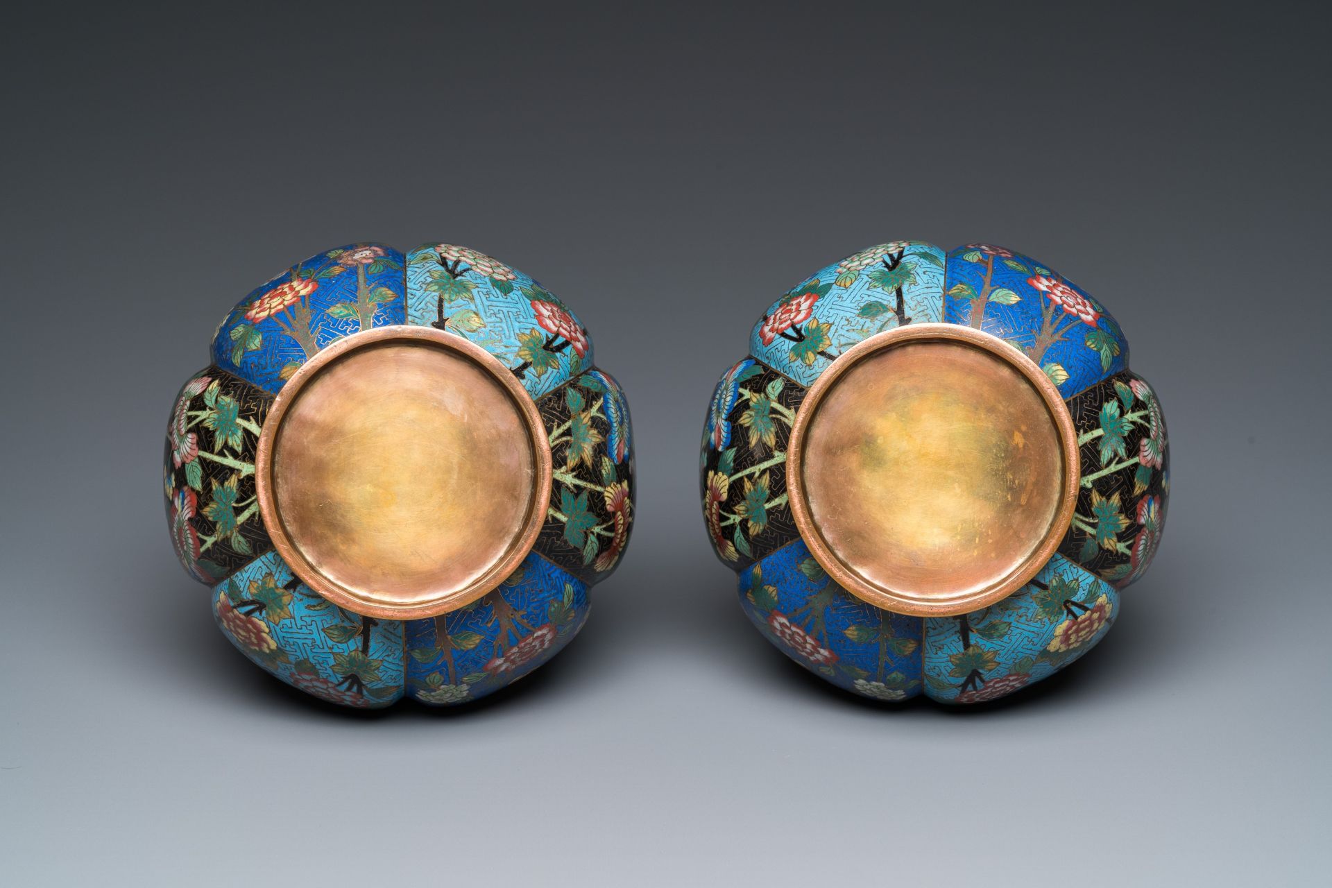 A pair of Chinese cloisonnŽ bottle vases, 19th C. - Image 5 of 6