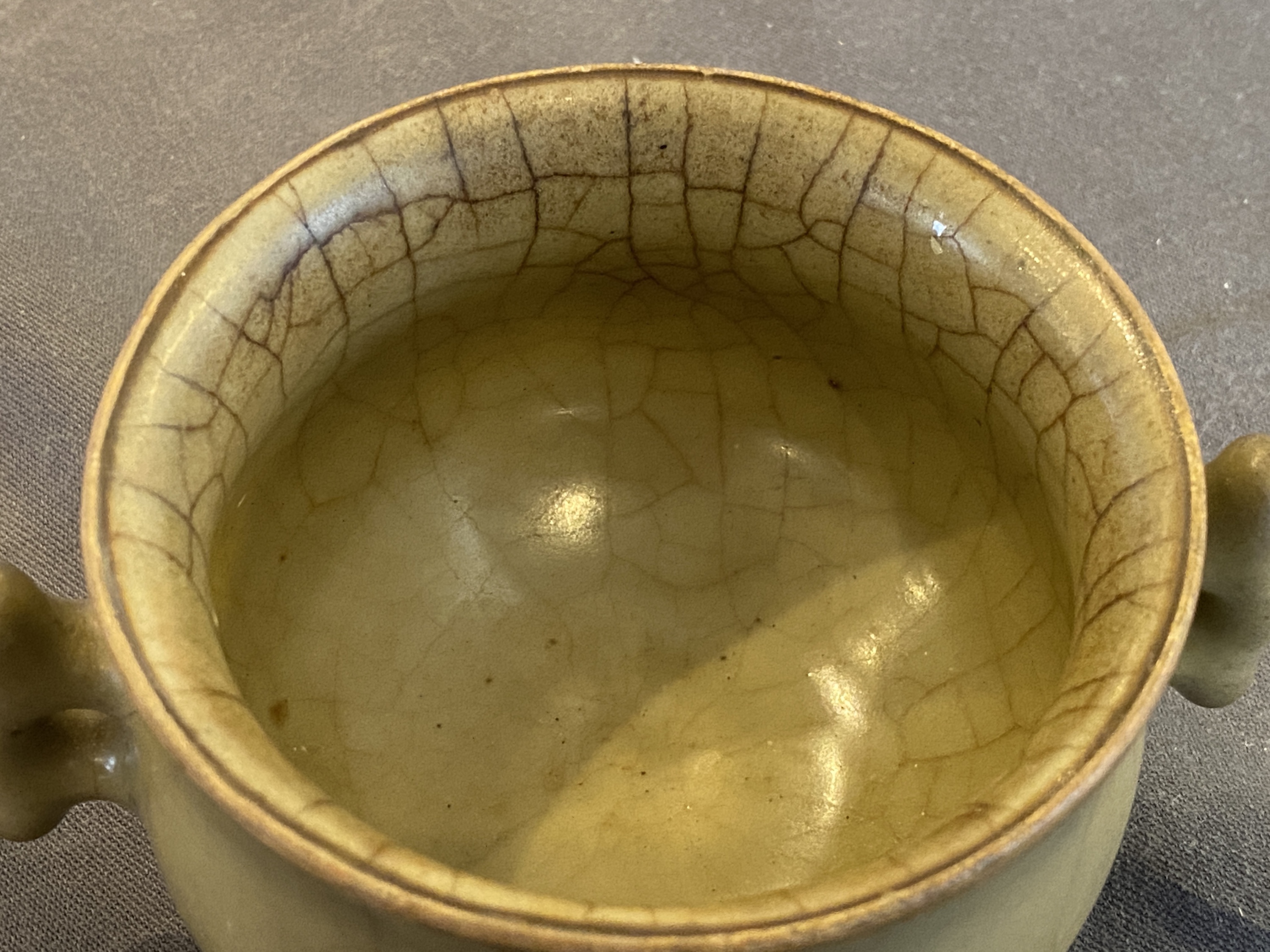 A Chinese celadon-glazed censer and a ge-type crackle-glazed bowl, Qing - Image 16 of 17