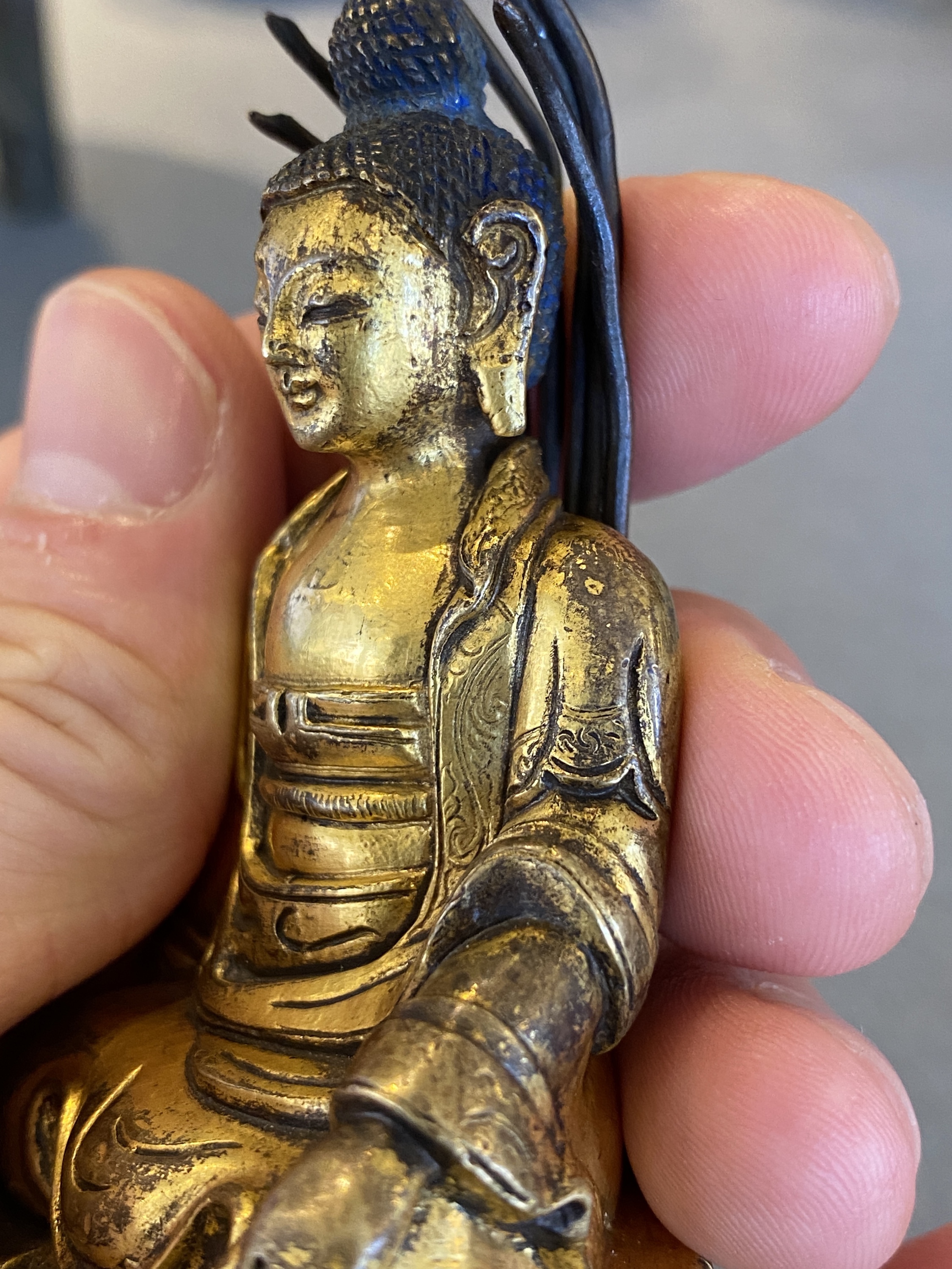 A small Sino-Tibetan gilt bronze Buddha, 19th C. - Image 19 of 20