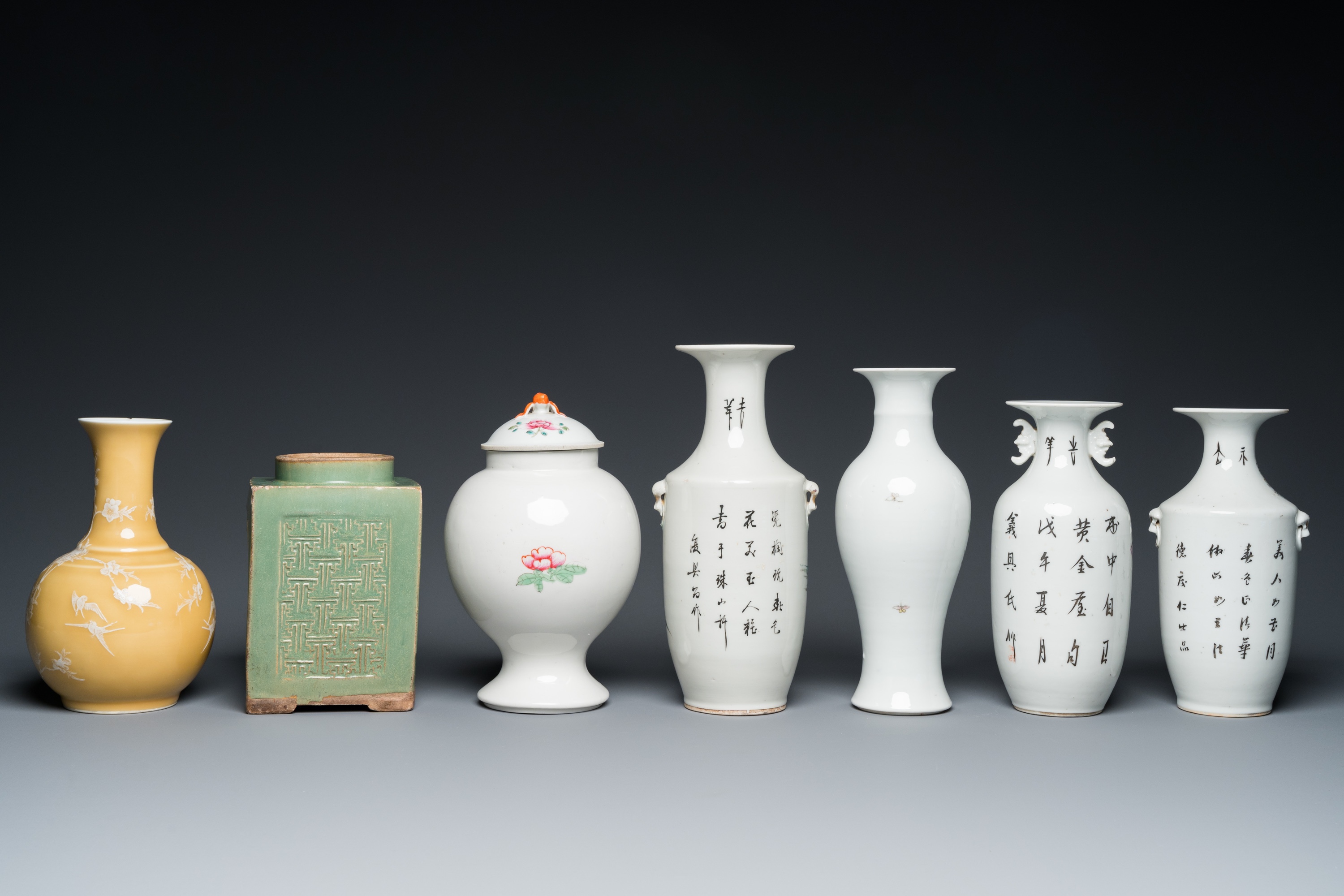 A varied collection of Chinese famille rose and monochrome wares, 18/20th C. - Image 4 of 15