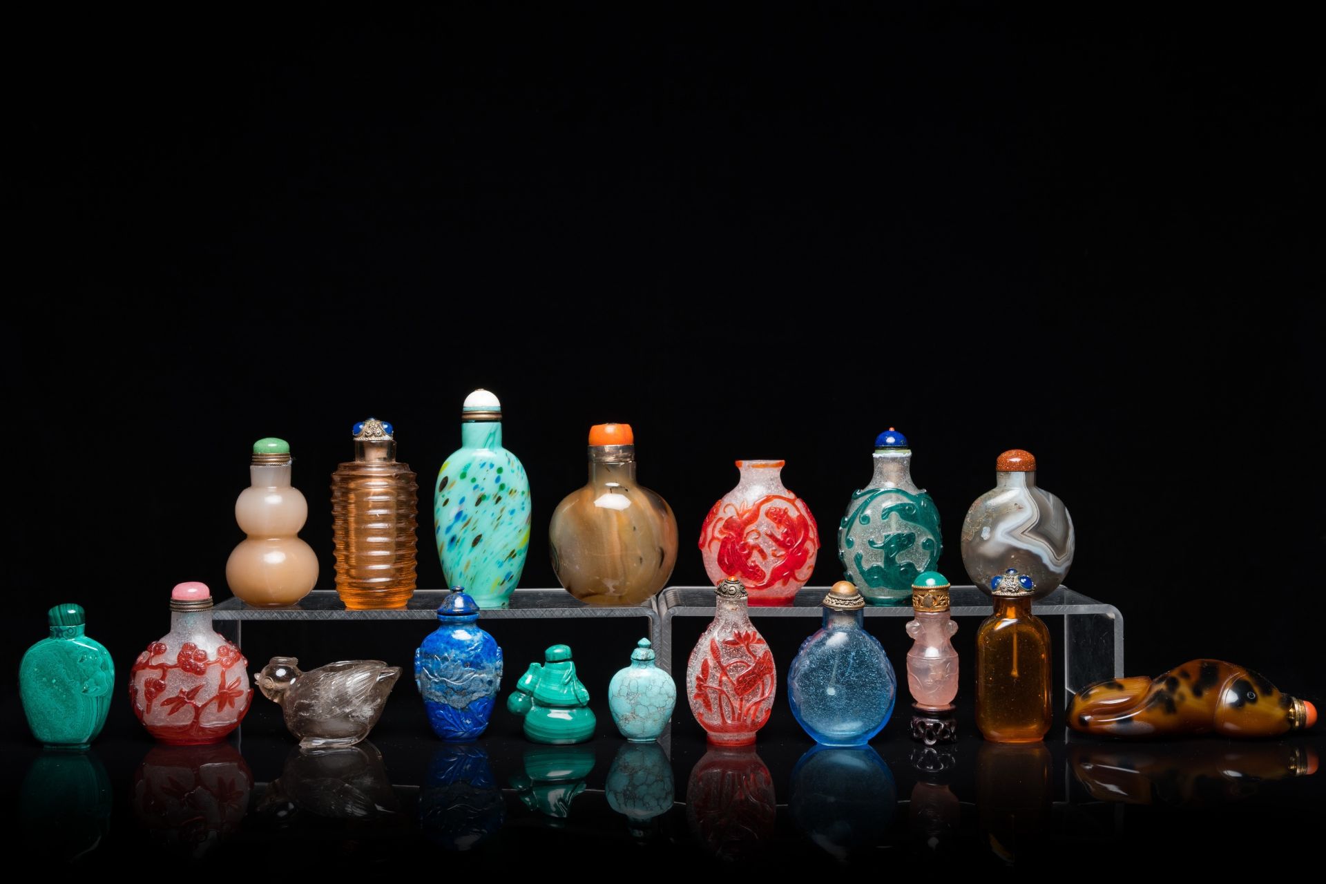 17 Chinese glass, agate and hardstone snuff bottles and a water dropper, 19/20th C. - Image 3 of 13