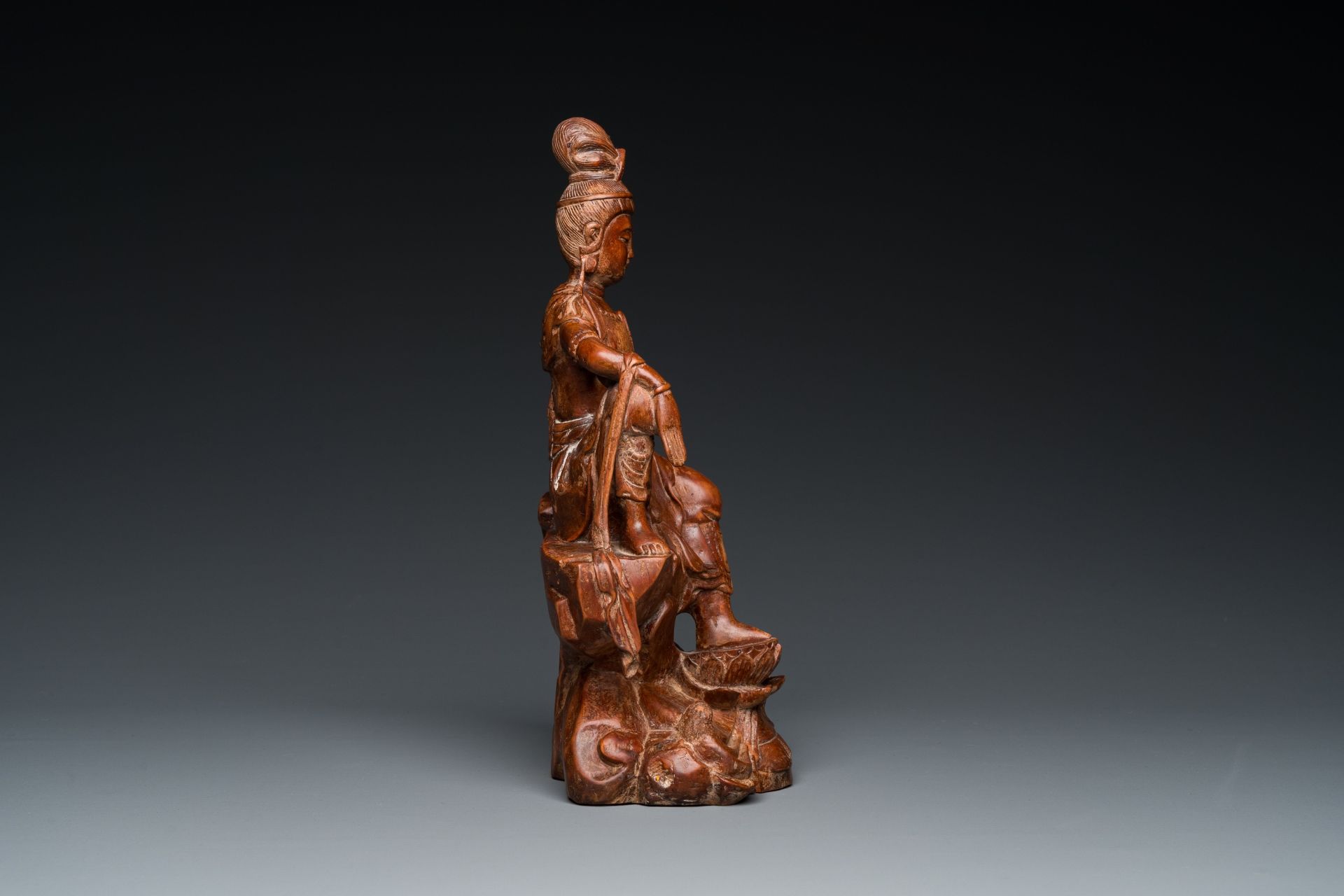 A Chinese wood sculpture of the seated Tara, 19th C. - Image 5 of 7
