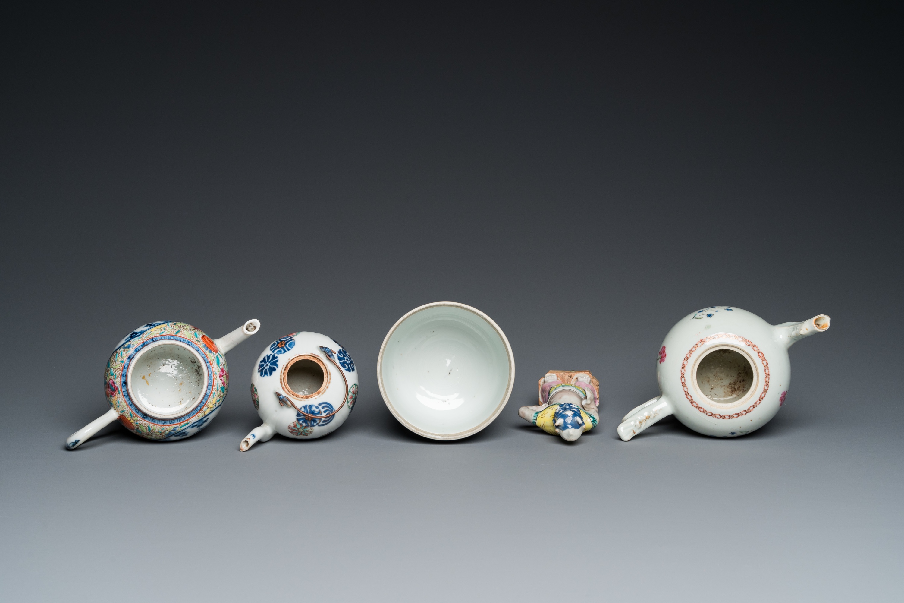 Six Chinese blue and white and famille rose porcelain wares, Kangxi and later - Image 8 of 11