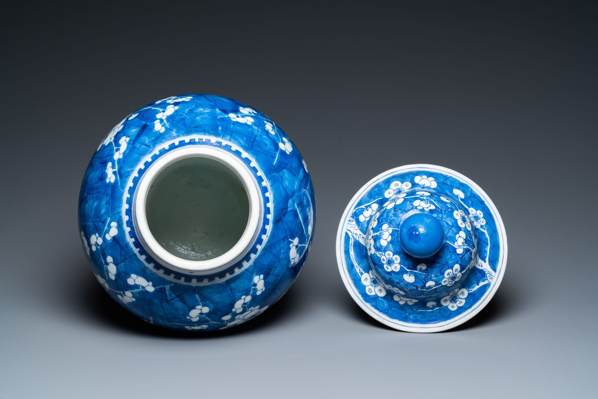 A Chinese blue and white 'prunus on cracked ice' vase and cover, Kangxi - Image 5 of 29