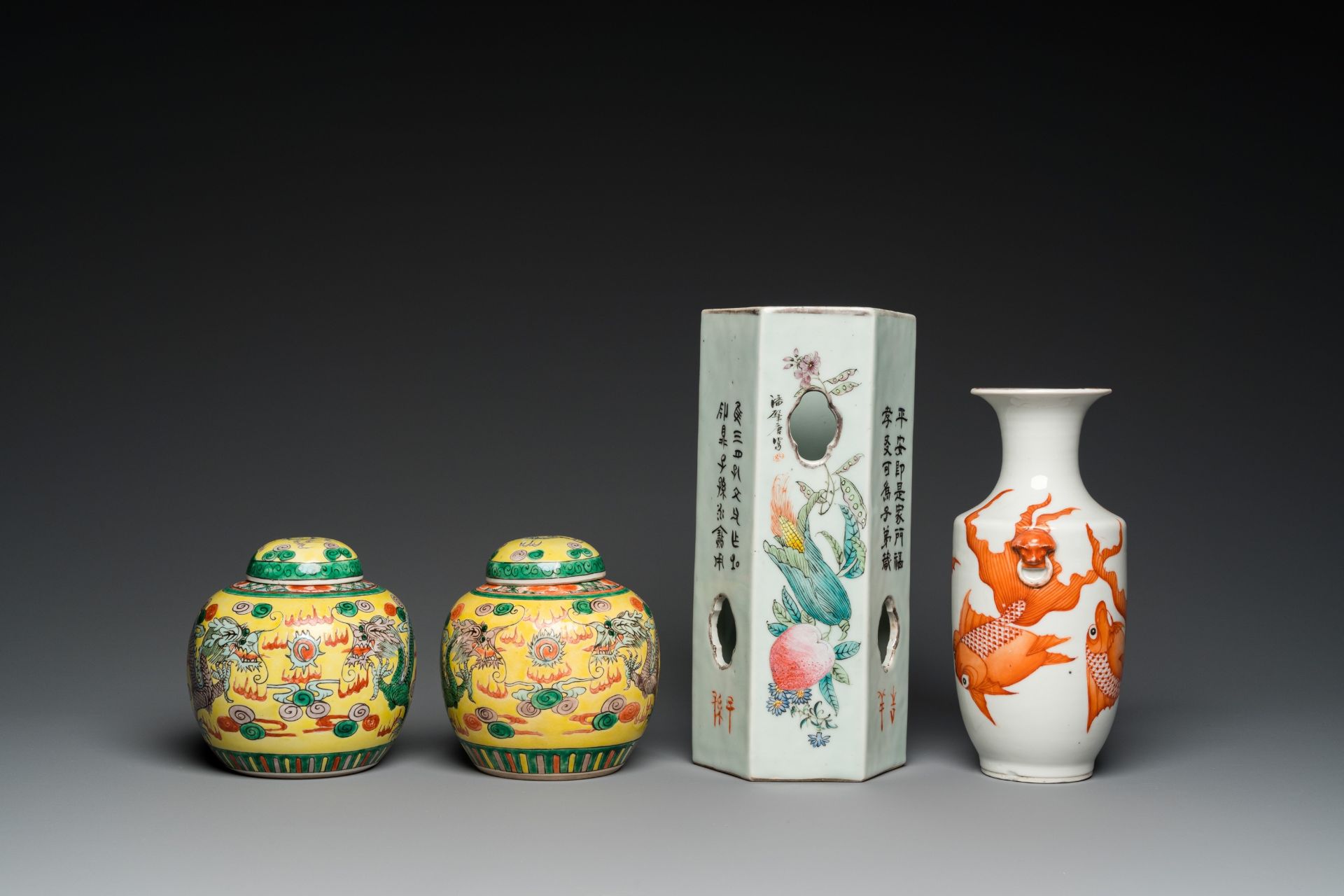 A pair of Chinese 'dragon' jars and covers, a 'goldfish' vase and a qianjiang cai hat stand, 19/20th - Bild 3 aus 7