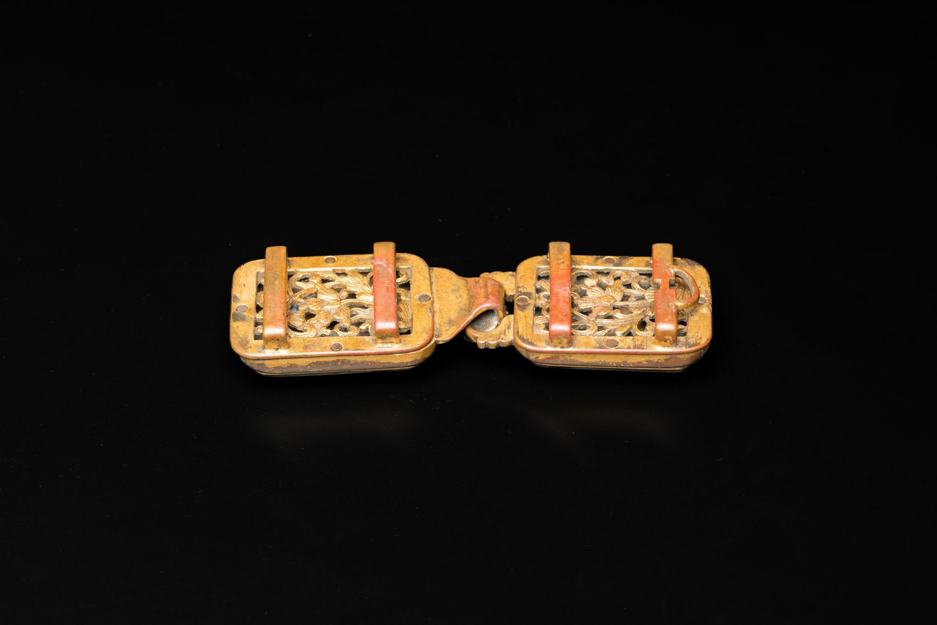 A Chinese agate-mounted gilt bronze belt buckle, late Ming/early Qing - Image 3 of 17