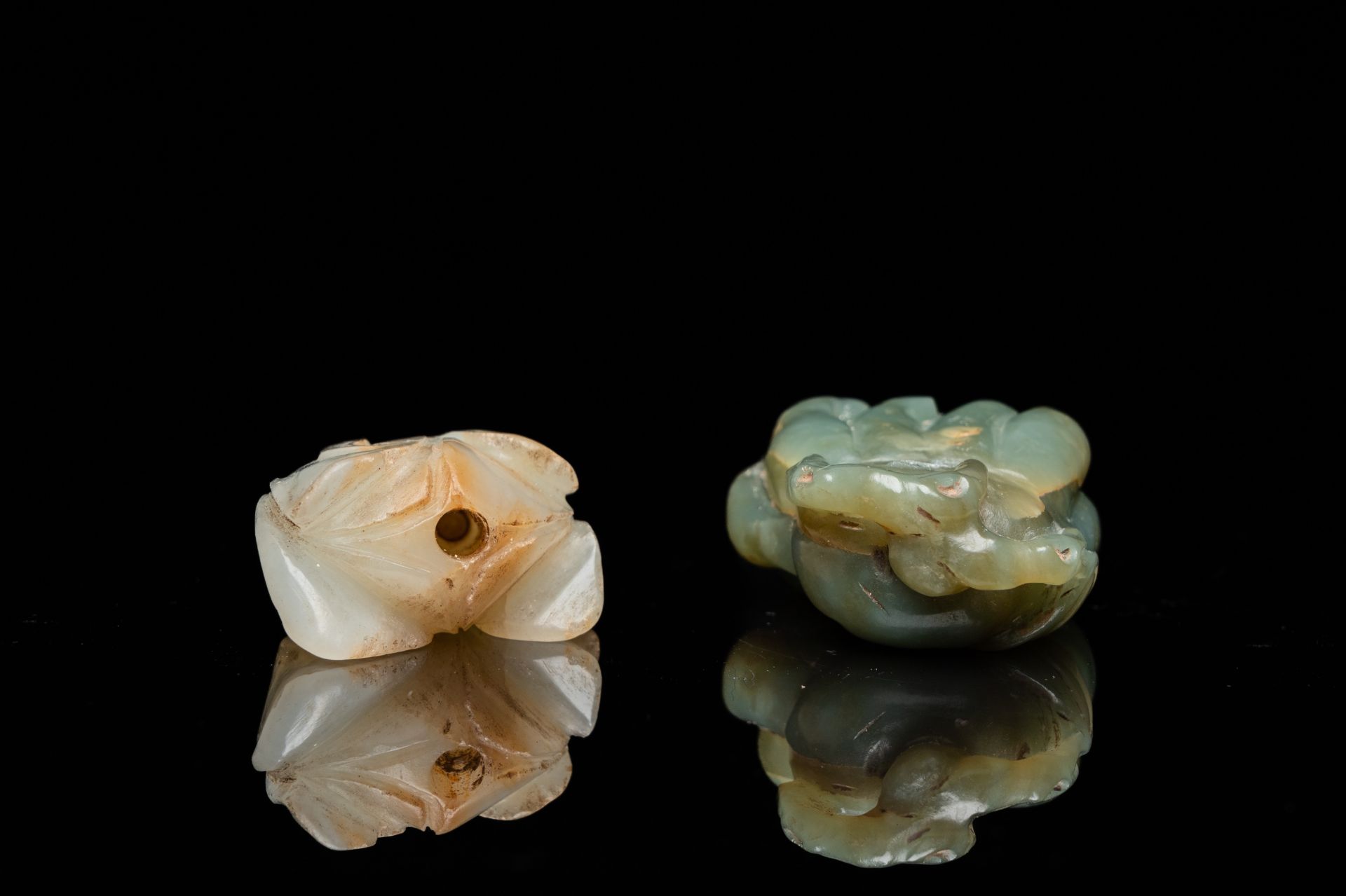 A Chinese white jade snuff bottle and a green jade 'Buddha hand' pendant, Qing - Image 3 of 21