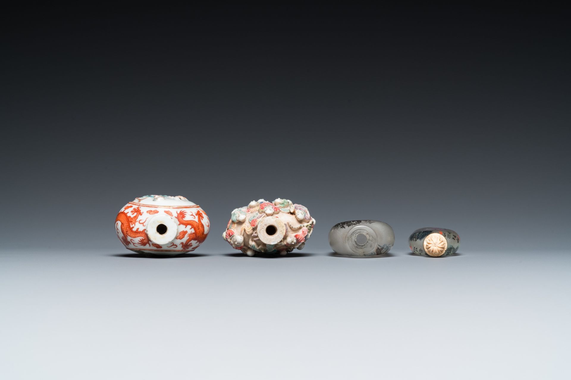 Four Chinese famille rose and inside-painted glass snuff bottles, 19/20th C. - Image 6 of 7