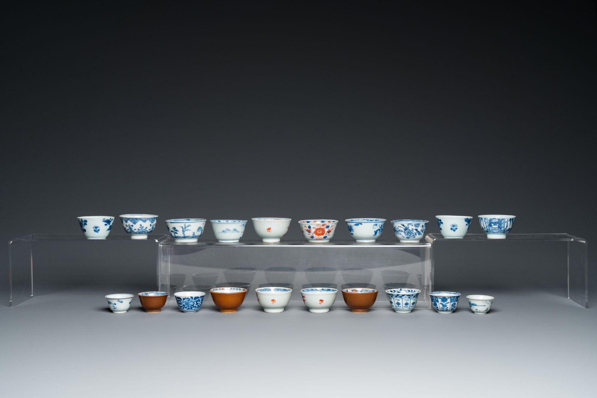 44 Chinese blue, white, famille rose and Imari-style cups and 62 saucers, Kangxi and later - Image 18 of 19