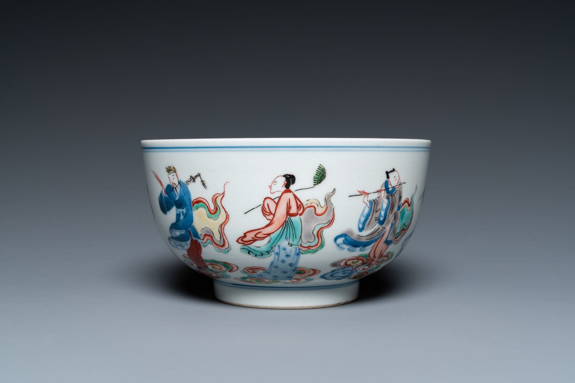 A Chinese famille verte 'immortals' bowl, Chenghua mark, 19/20th C. - Image 5 of 17