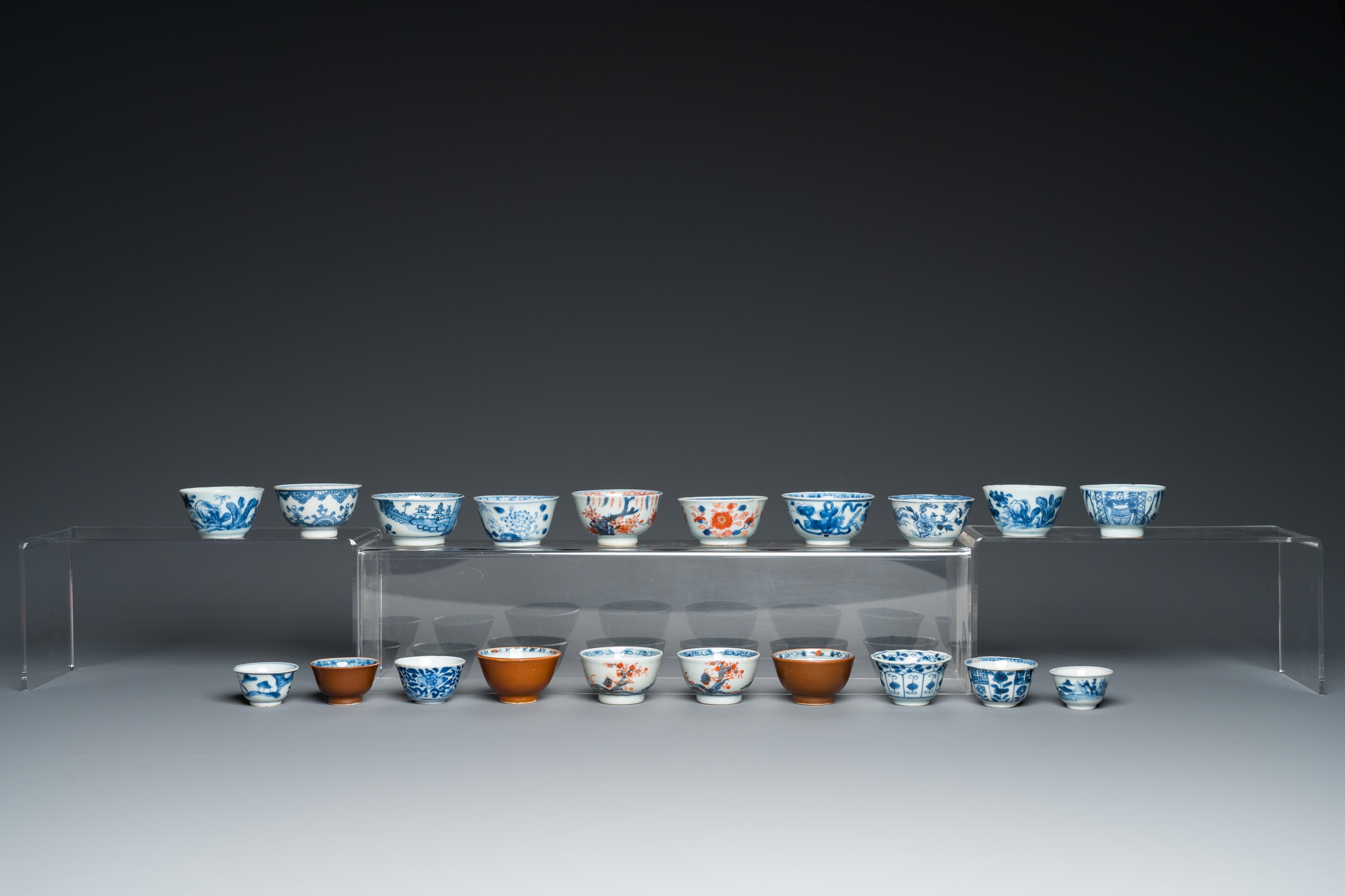 44 Chinese blue, white, famille rose and Imari-style cups and 62 saucers, Kangxi and later - Image 16 of 19