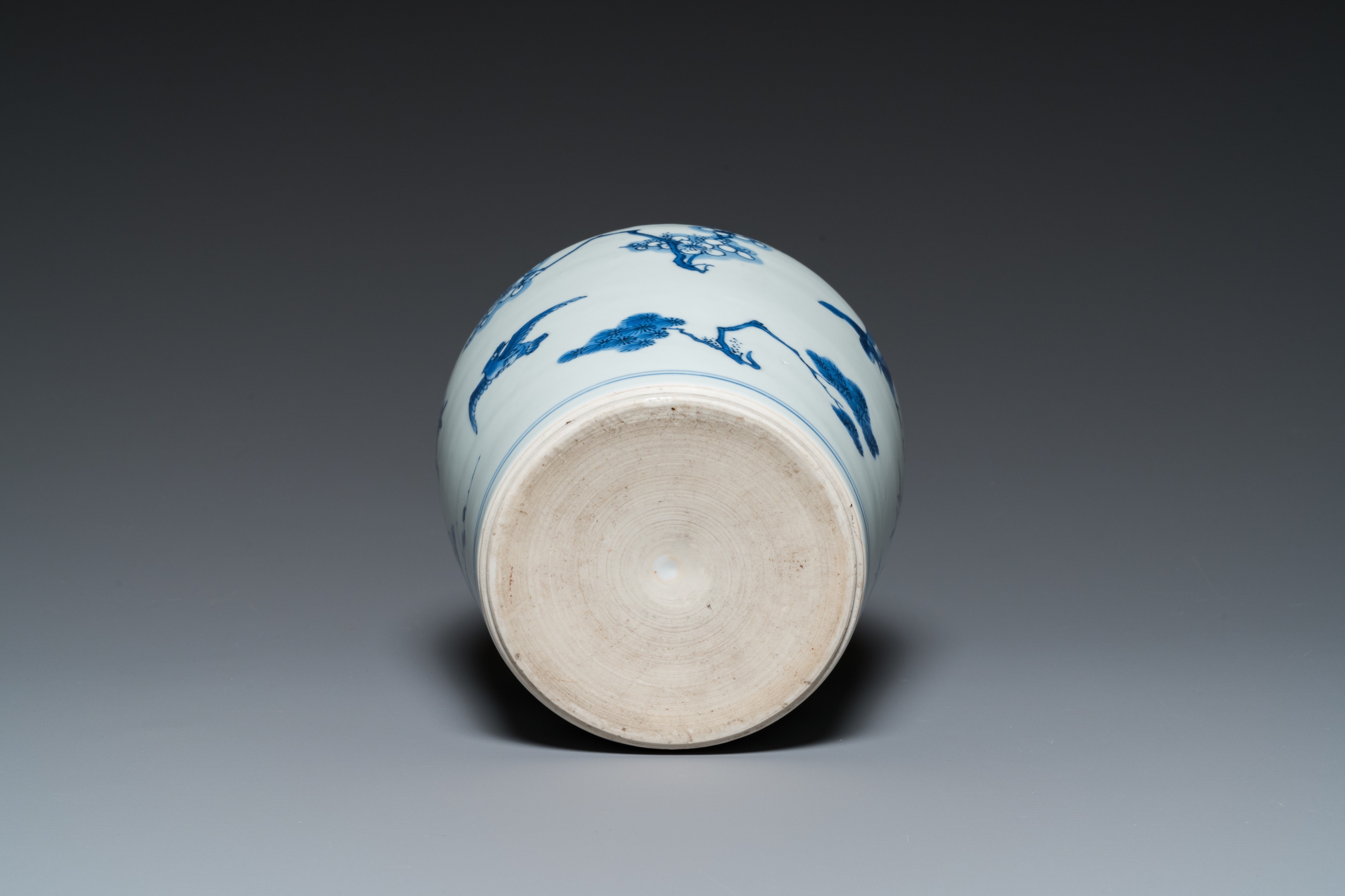 A Chinese blue and white bottle vase with birds among blossoms, Transitional period - Image 6 of 15