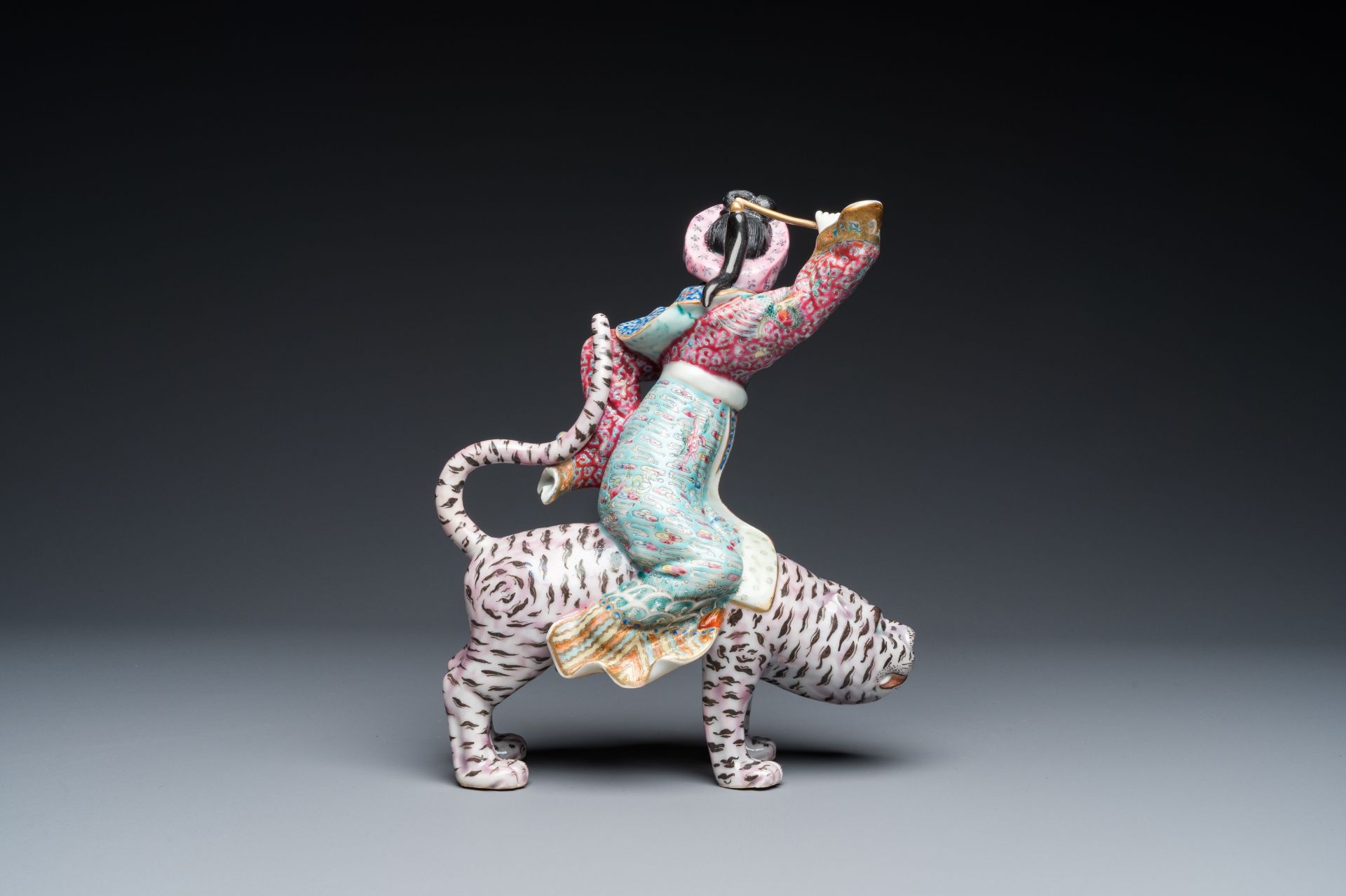 A Chinese famille rose group with a tiger and his rider, 19/20th C. - Bild 4 aus 26