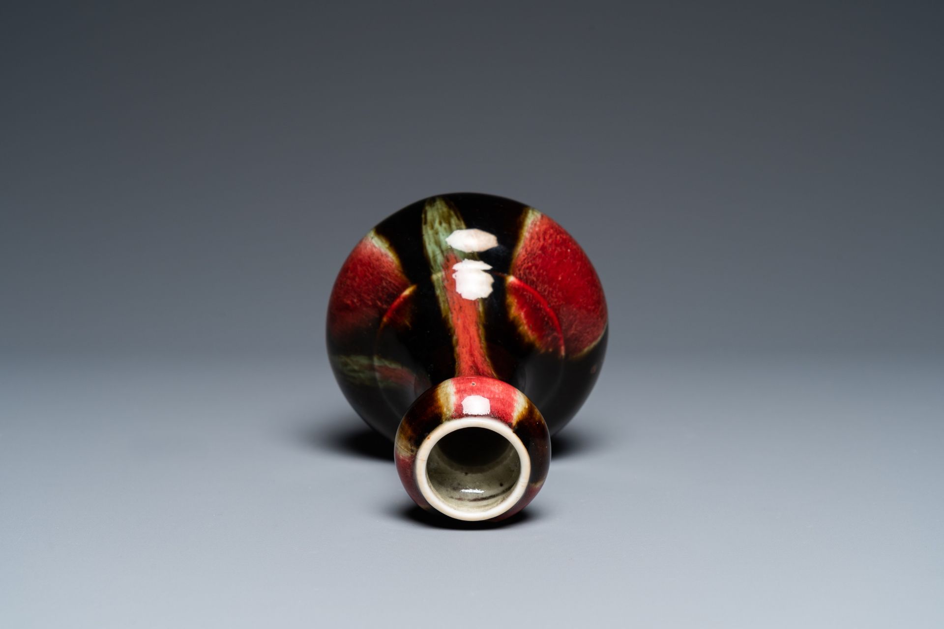 A Chinese flambŽ-glazed garlic head vase, 19th C. - Bild 5 aus 18