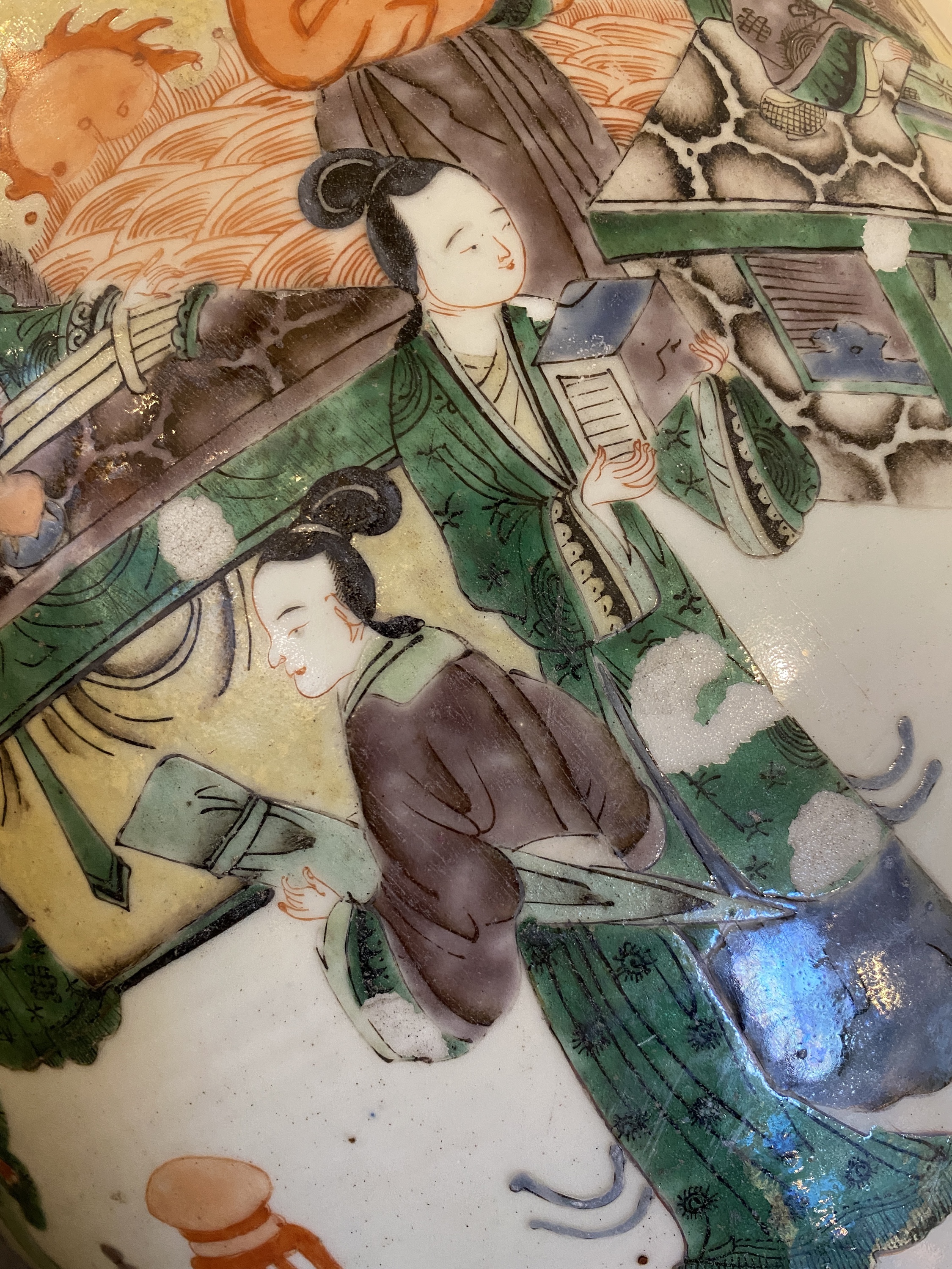 A Chinese famille verte fish bowl with female musicians in a garden, 19th C. - Image 15 of 19