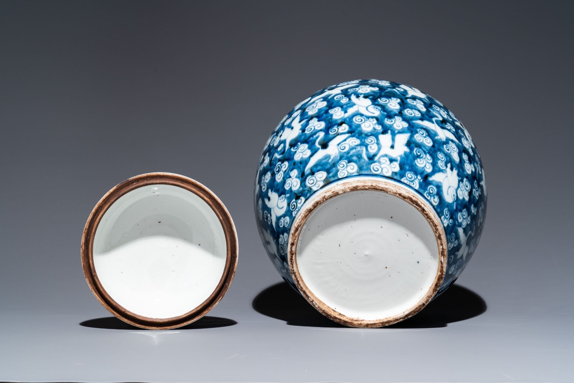 A Chinese blue and white 'cranes' jar and cover, 19/20th C. - Bild 5 aus 21