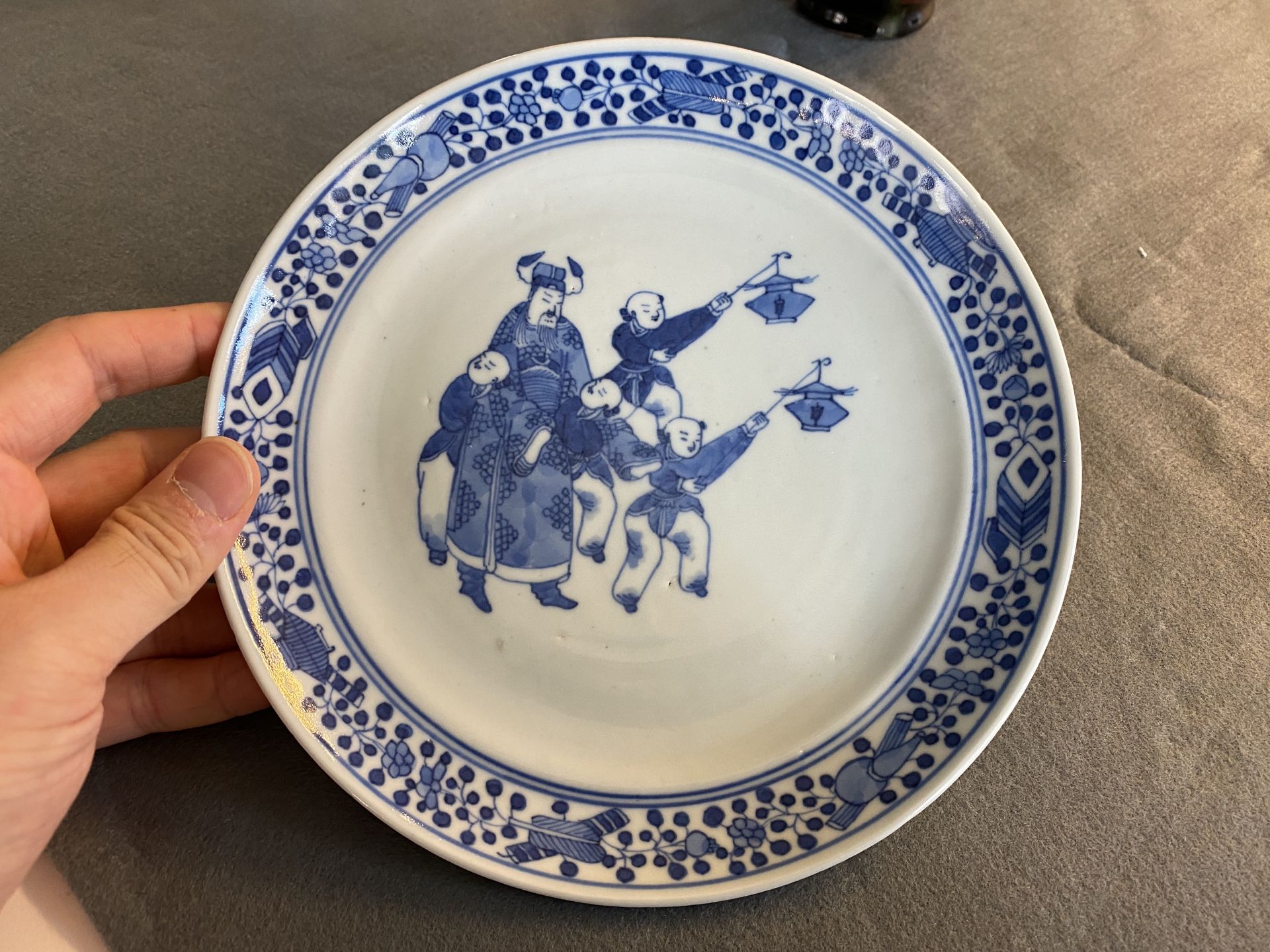 A Chinese blue and white 'Lantern festival' plate, 19th C. - Image 3 of 8