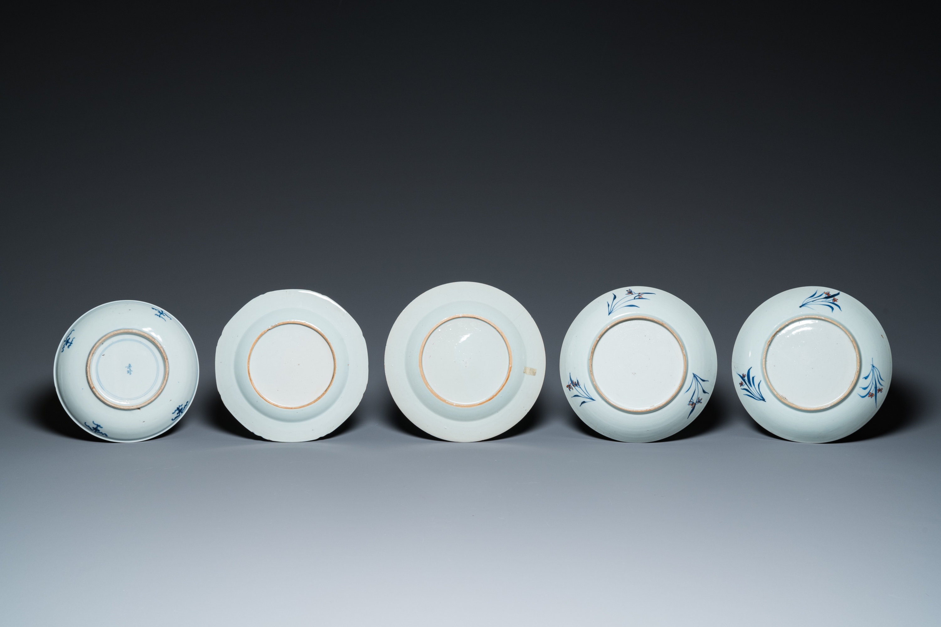 15 Chinese blue and white and Imari-style dishes and a teapot, Kangxi and later - Image 5 of 15