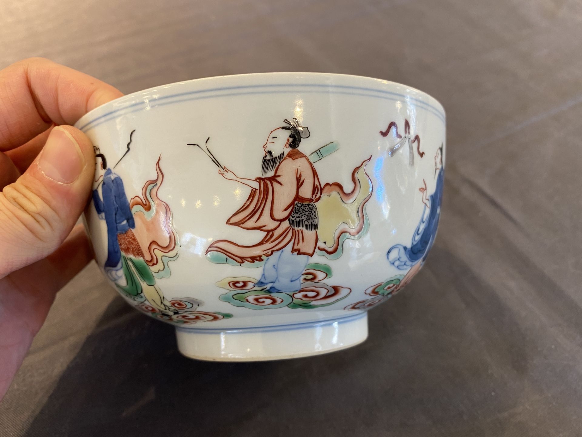 A Chinese famille verte 'immortals' bowl, Chenghua mark, 19/20th C. - Image 9 of 17