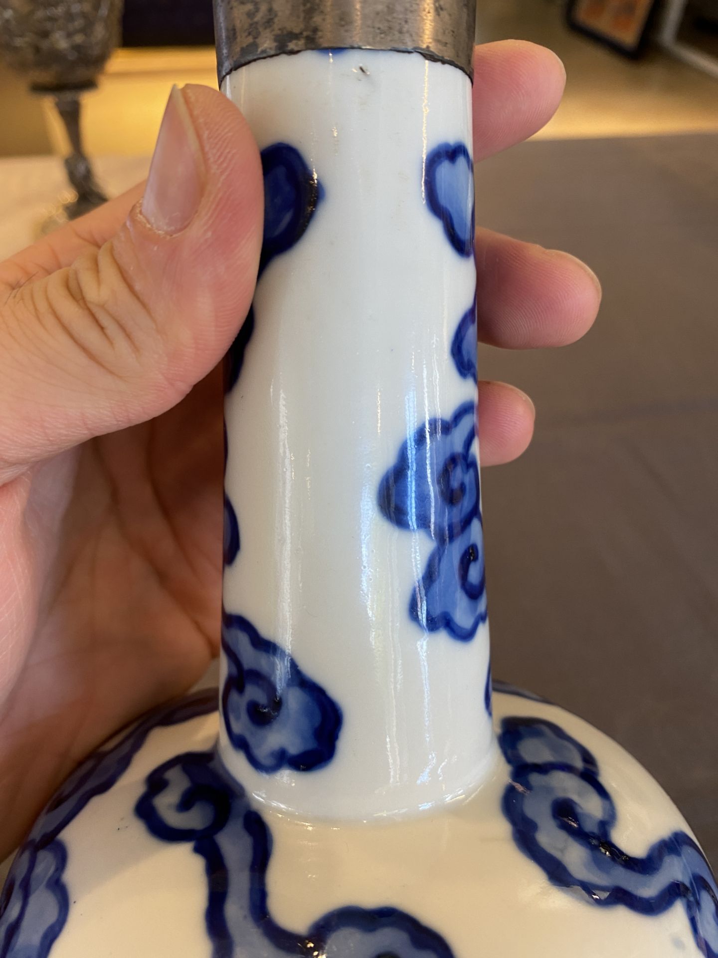 A Chinese blue and white 'Bleu de Hue' vase for the Vietnamese market, Tho mark, 18/19th C. - Image 10 of 18