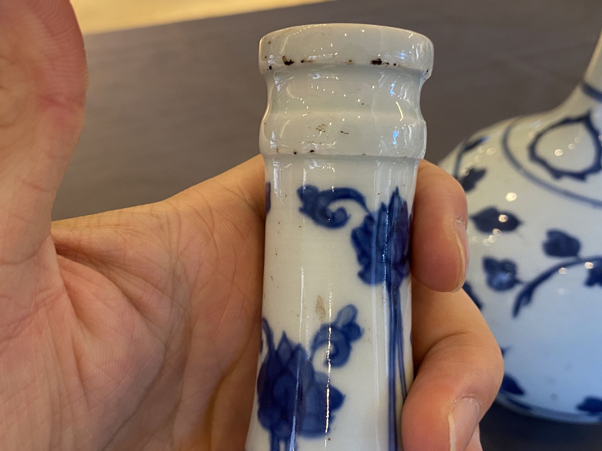 A pair of Chinese blue and white 'peony scroll' pharmacy bottles, Kangxi - Image 17 of 20