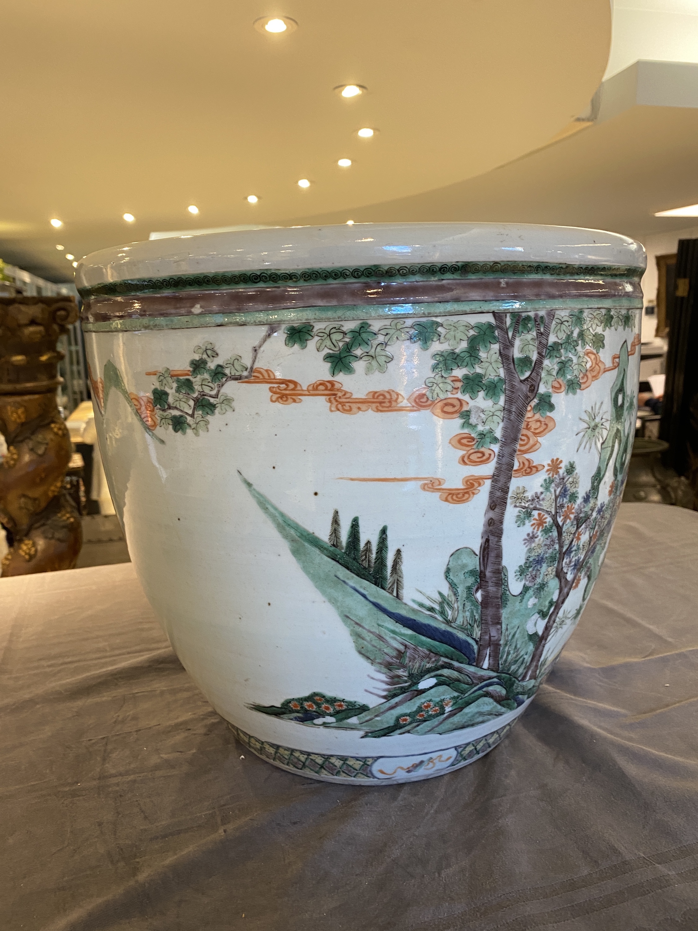 A Chinese famille verte fish bowl with female musicians in a garden, 19th C. - Image 9 of 19