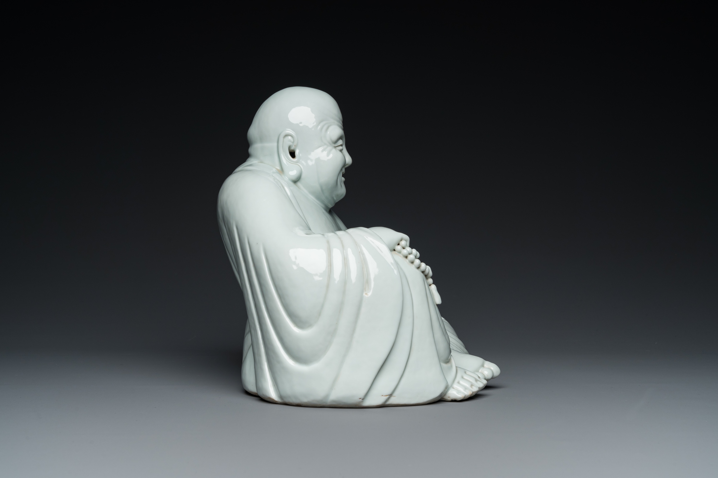 A Chinese blanc de Chine Buddha on lacquered and gilded wooden 'lotus' stand, Qianlong/Jiaqing - Image 5 of 7