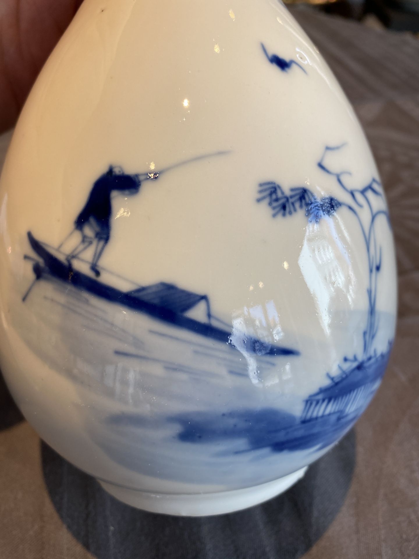 A Chinese blue and white 'Bleu de Hue' bottle vase for the Vietnamese market, Tho mark, 19th C. - Image 11 of 15