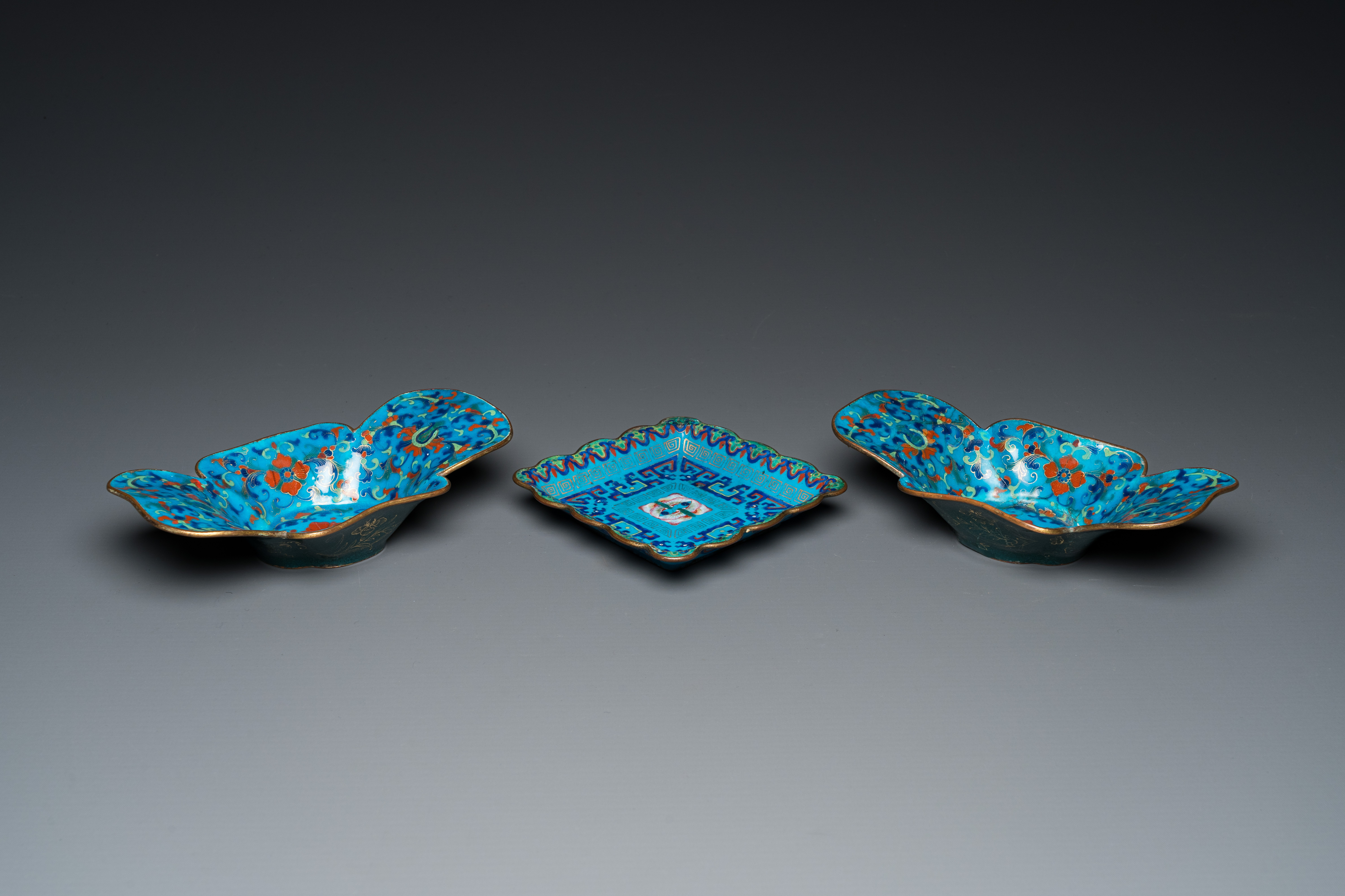 A pair of Chinese Canton enamel bowls and a square dish, Qianlong/Jiaqing