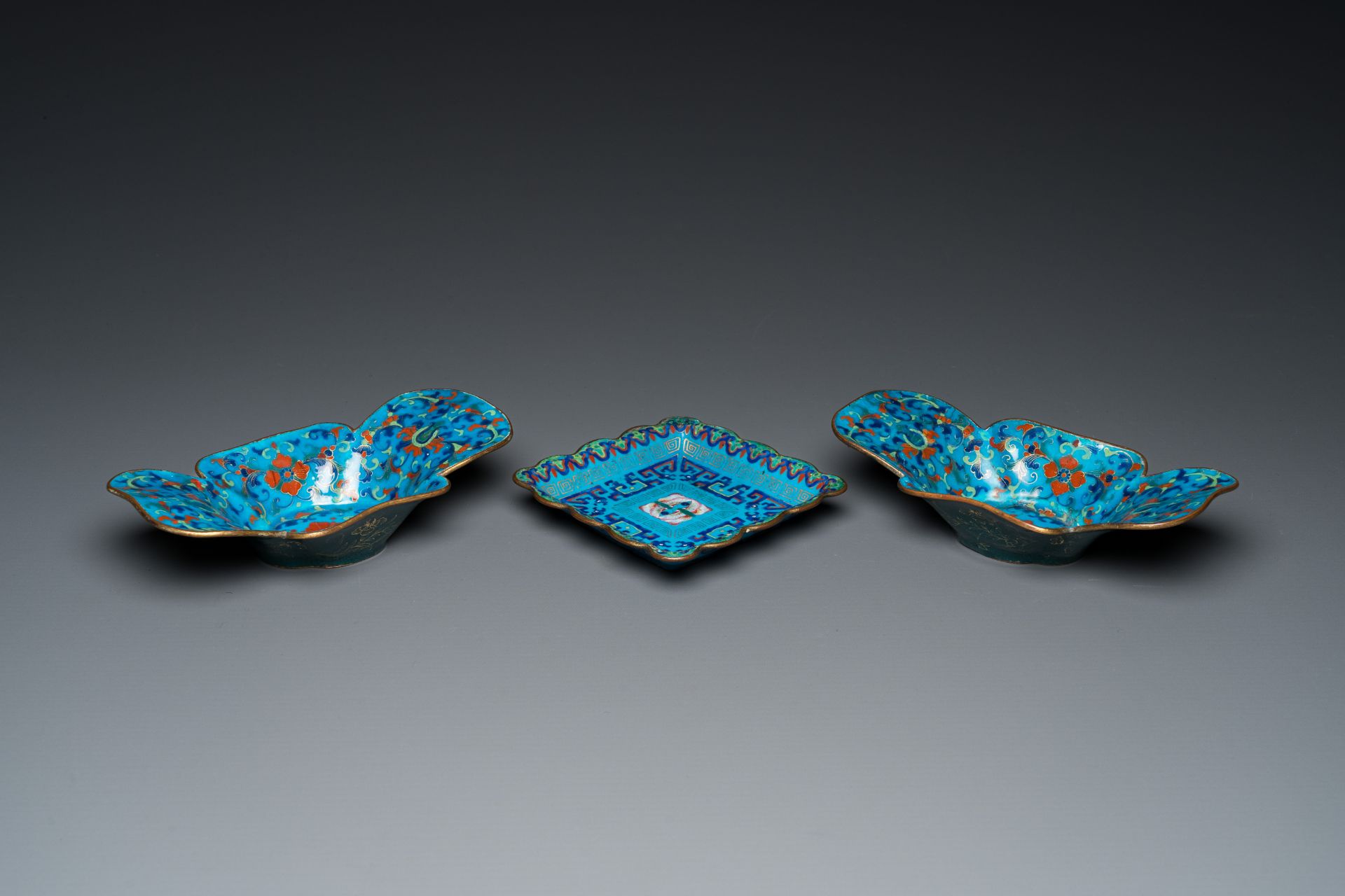 A pair of Chinese Canton enamel bowls and a square dish, Qianlong/Jiaqing