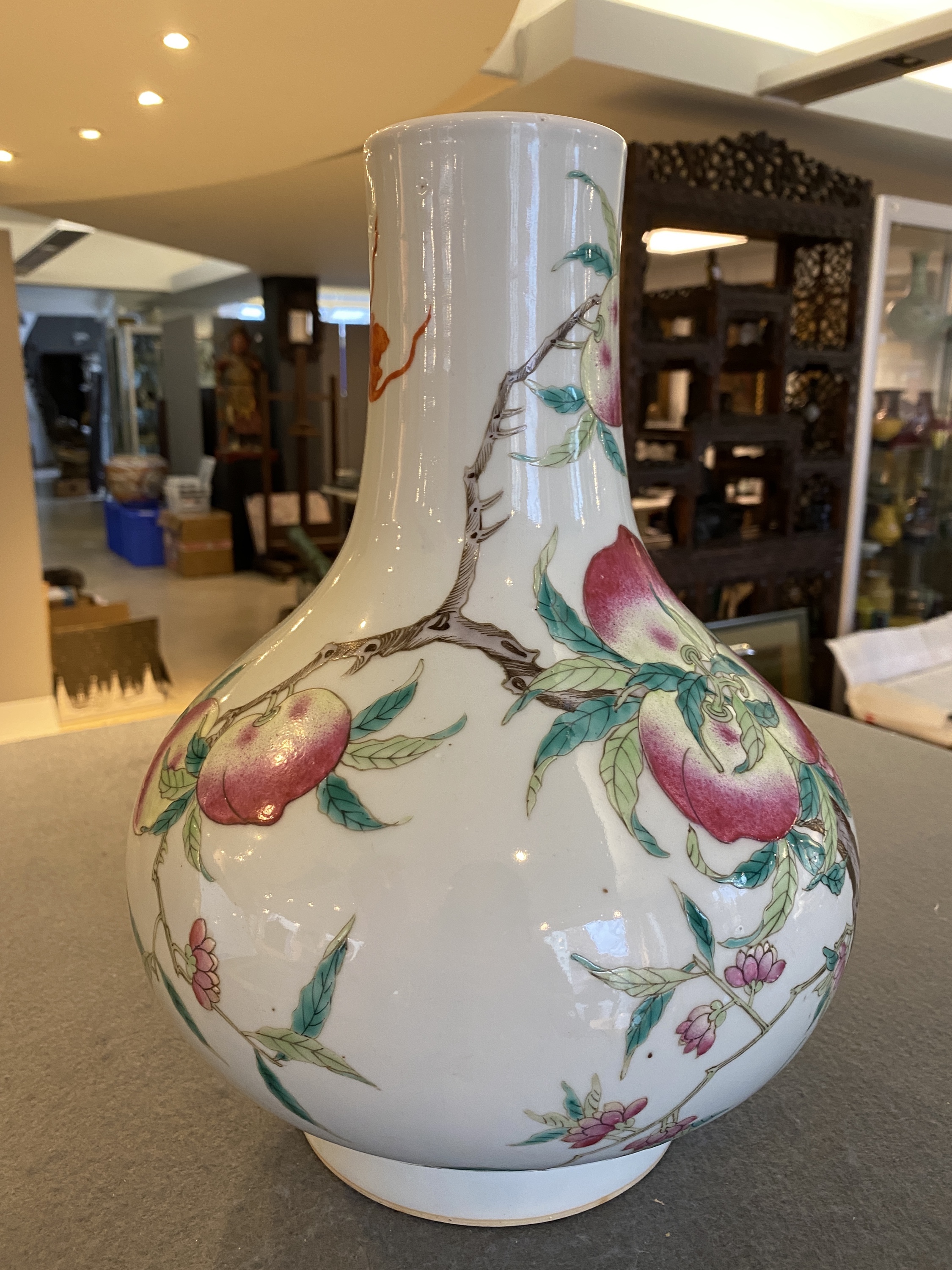 A Chinese famille rose 'nine peaches' bottle vase, 19th C. - Image 10 of 18