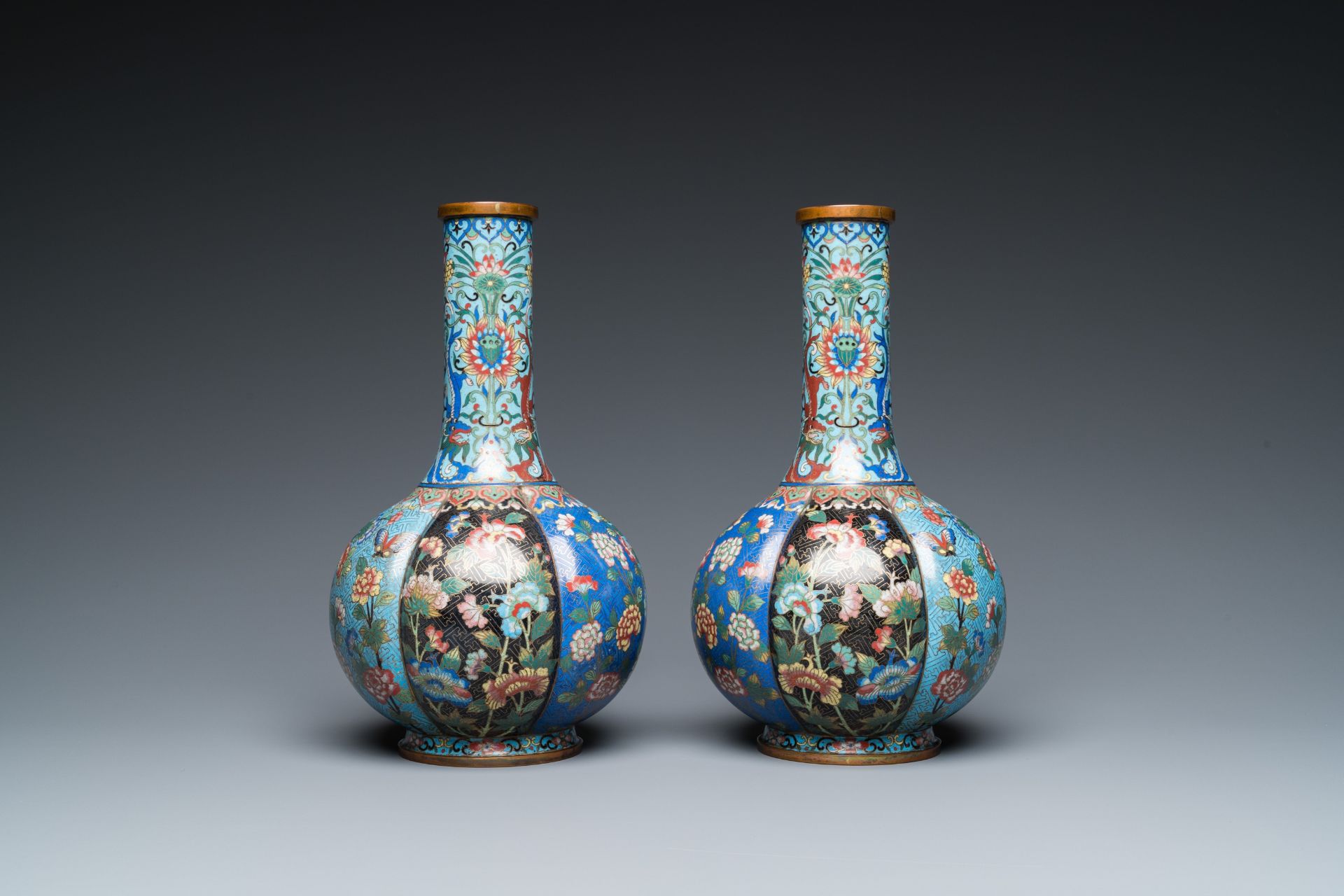 A pair of Chinese cloisonnŽ bottle vases, 19th C. - Image 4 of 6