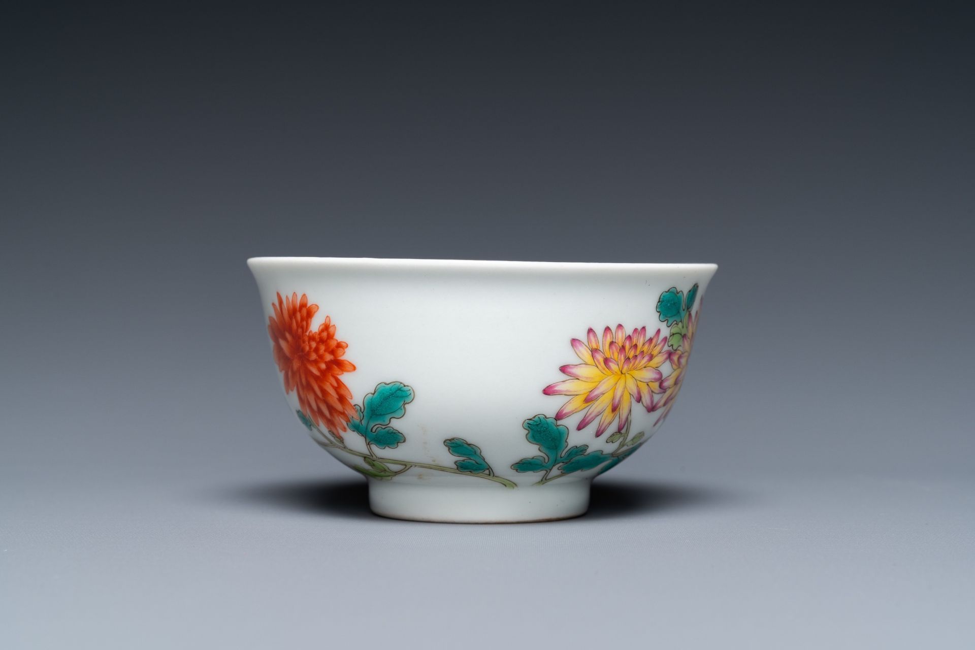 A Chinese famille rose cup with floral design, Yongzheng mark, 20th C. - Bild 2 aus 14