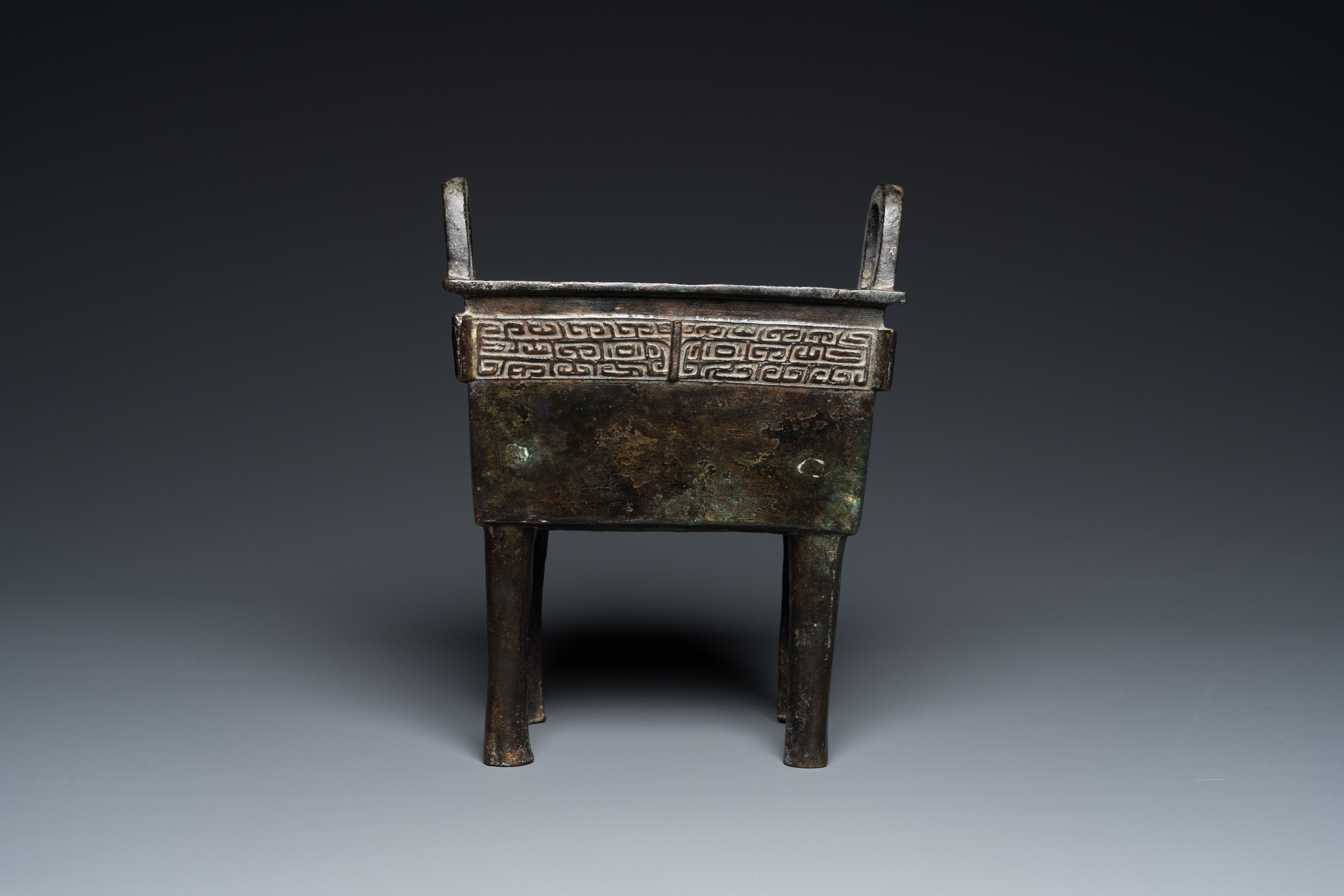 A rare Chinese archaistic bronze 'Fang Ding' ritual food vessel with inscription, Song or earlier - Image 2 of 19