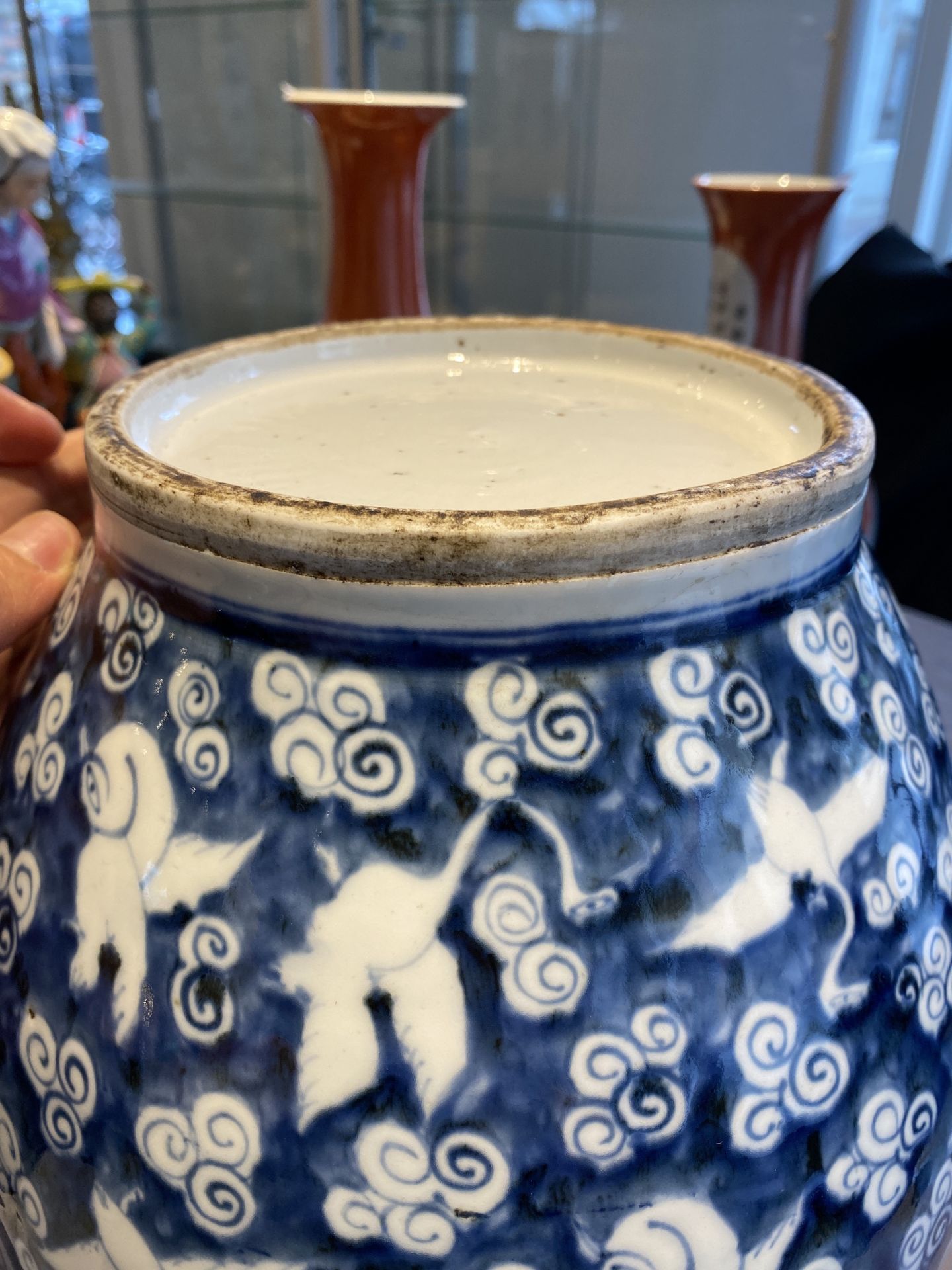 A Chinese blue and white 'cranes' jar and cover, 19/20th C. - Bild 21 aus 21