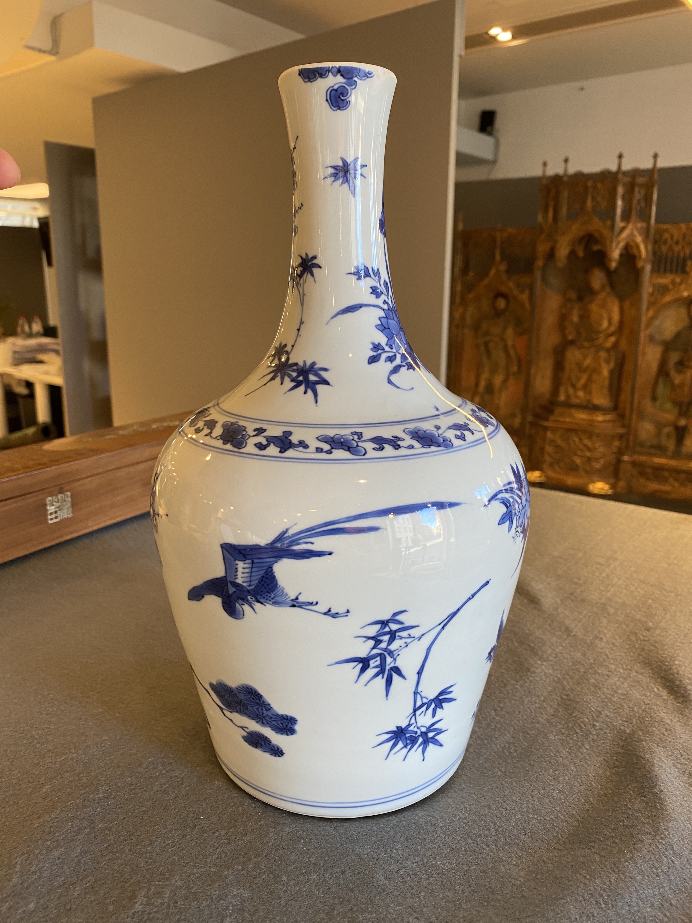 A Chinese blue and white bottle vase with birds among blossoms, Transitional period - Image 7 of 15