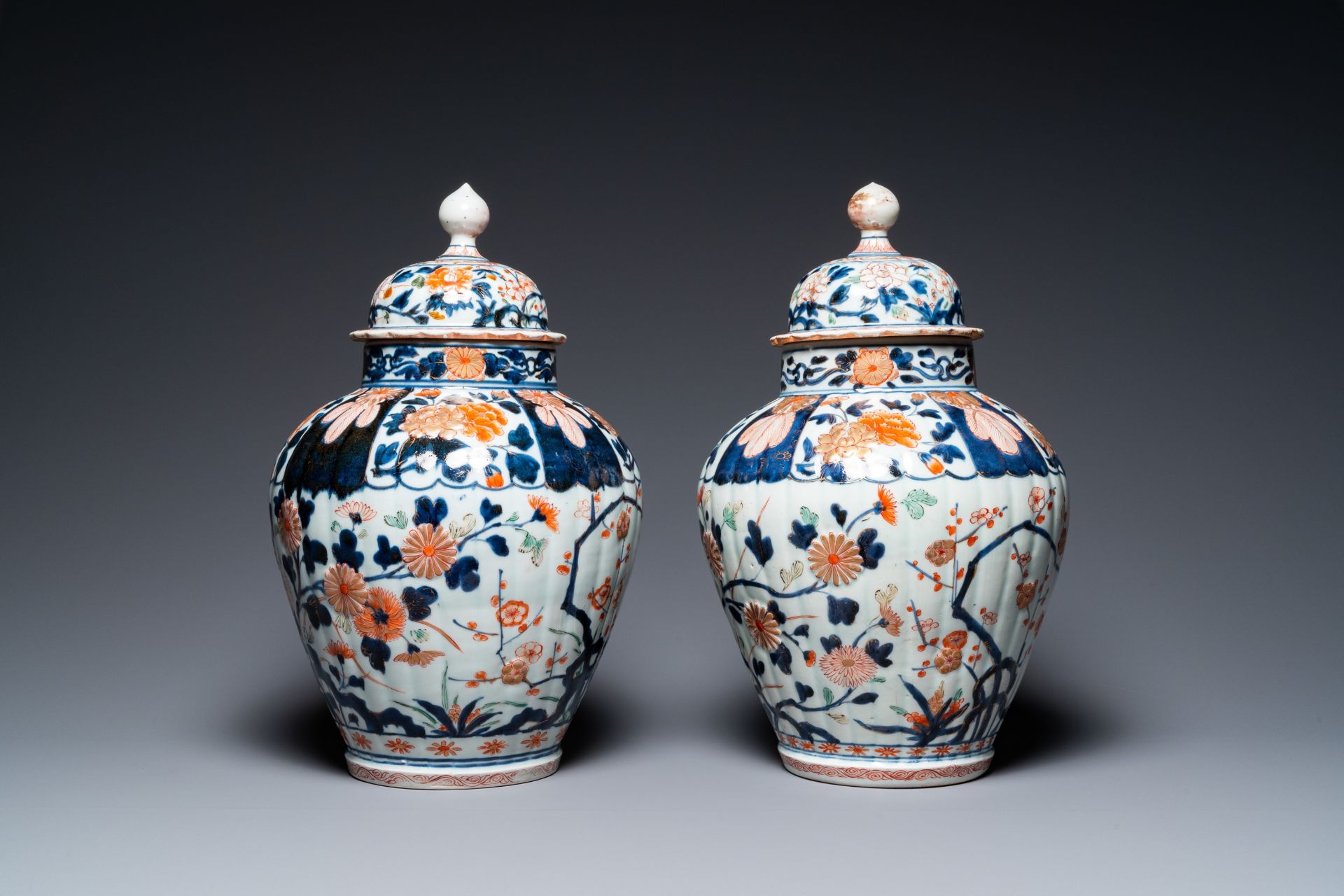 A pair of Japanese Imari vases and covers, Edo, 17/18th C. - Image 3 of 28
