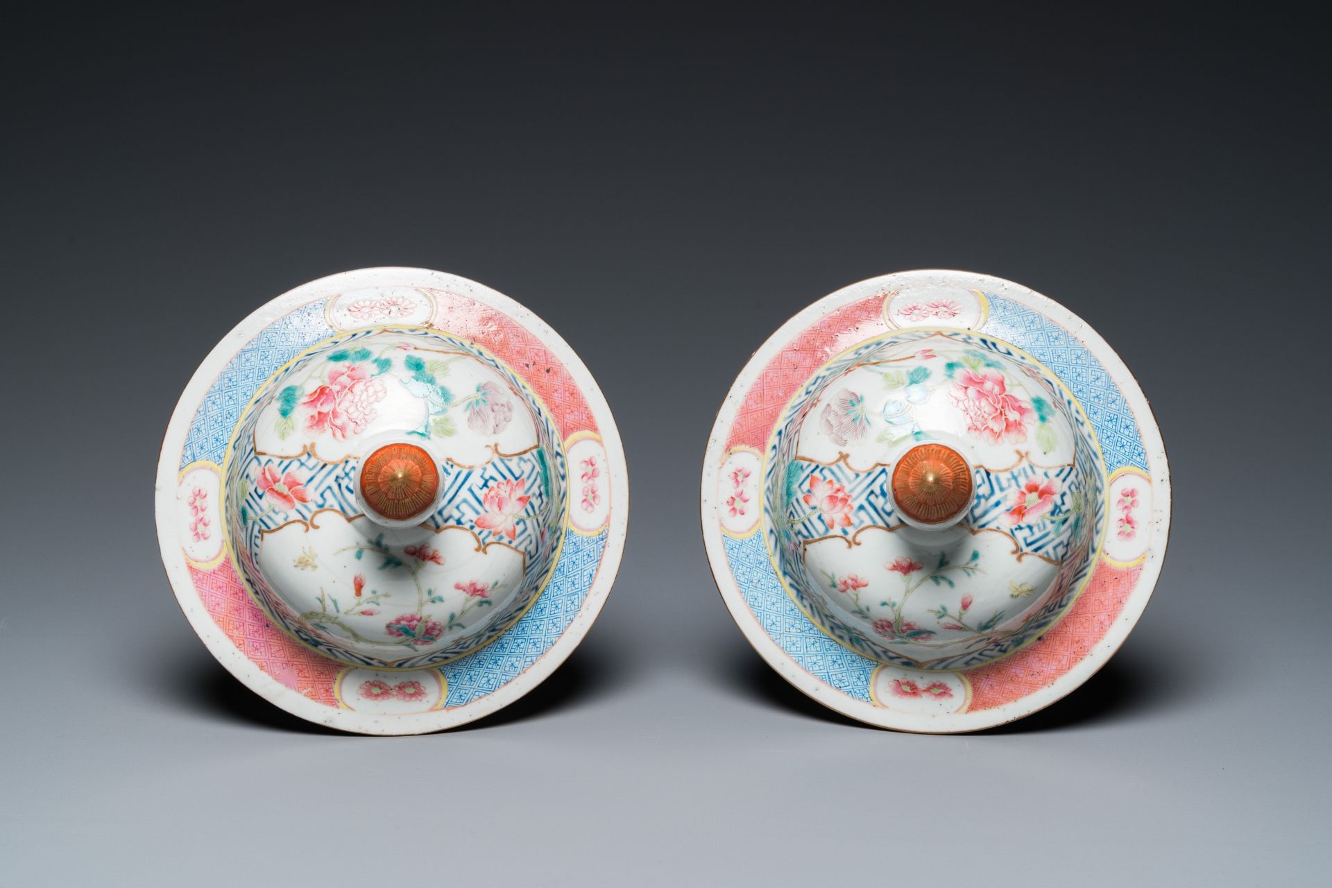 A pair of fine Chinese famille rose vases and covers, Qianlong mark, 19th C. - Bild 7 aus 45