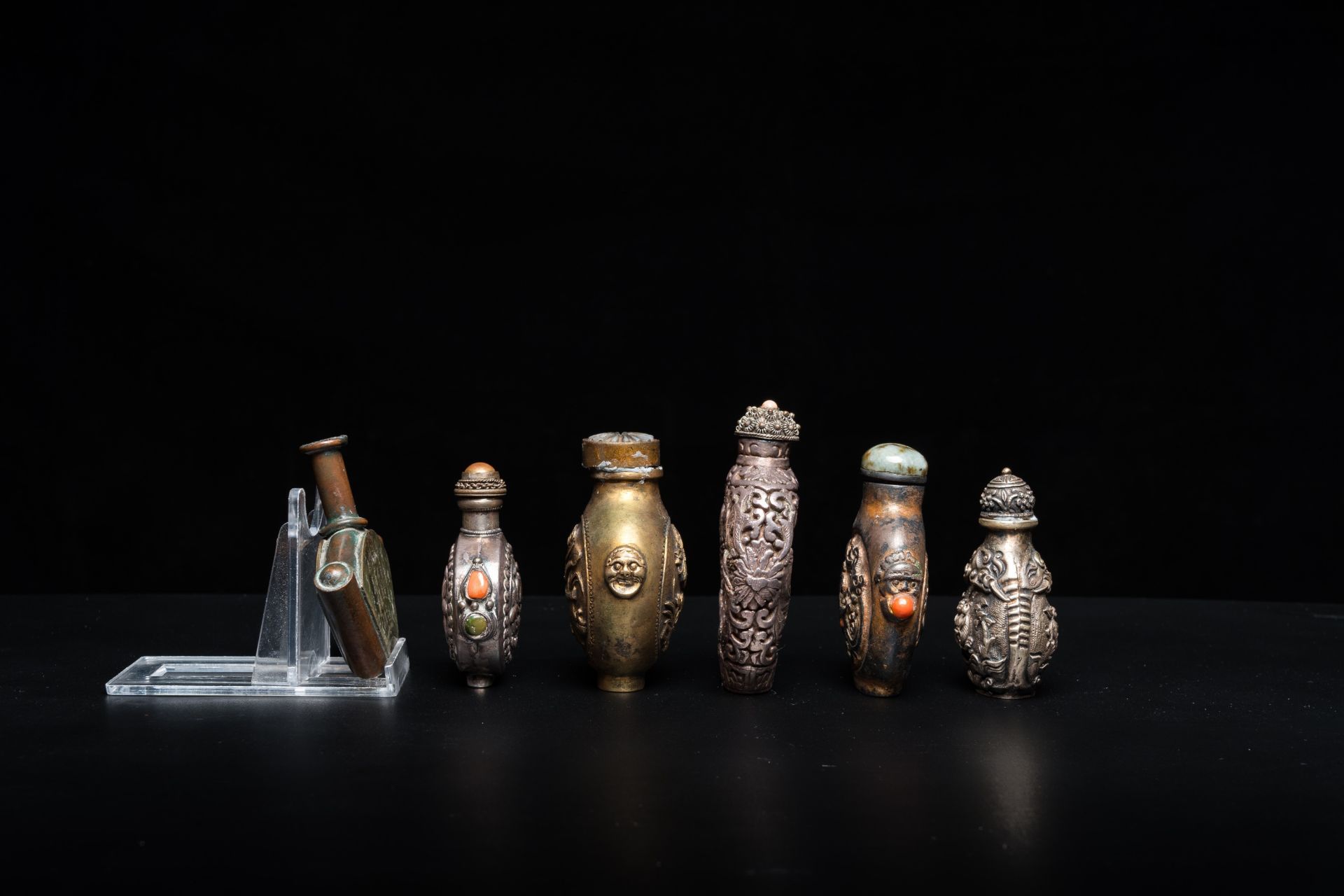 Eleven Chinese Canton enamel, cloisonnŽ, silver and other metal snuff bottles, 19/20th C. - Image 11 of 13