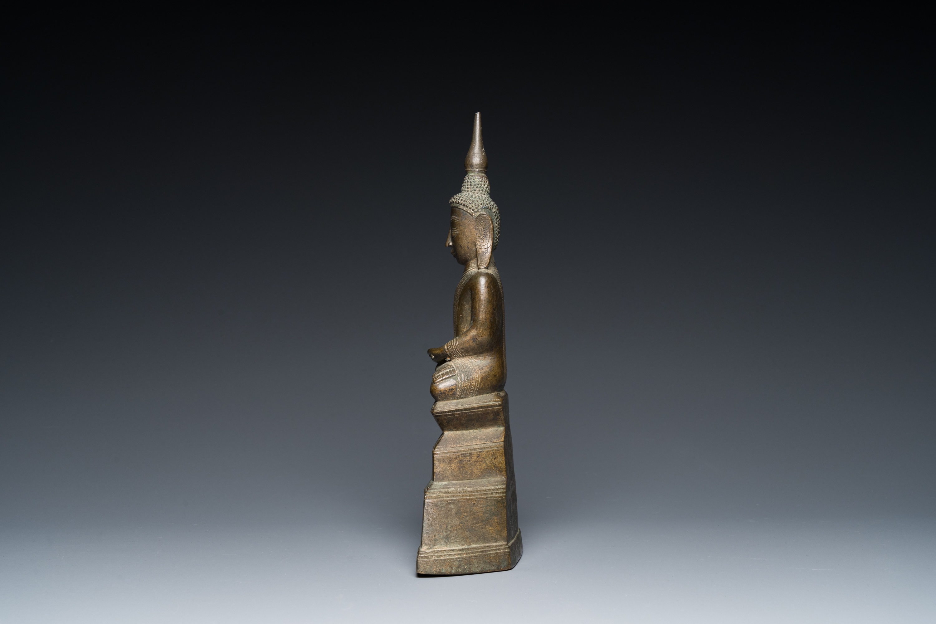 A Burmese bronze Shan-style Buddha Shakyamuni with inscription, Konbaung dynasty, 18th C. - Image 3 of 20