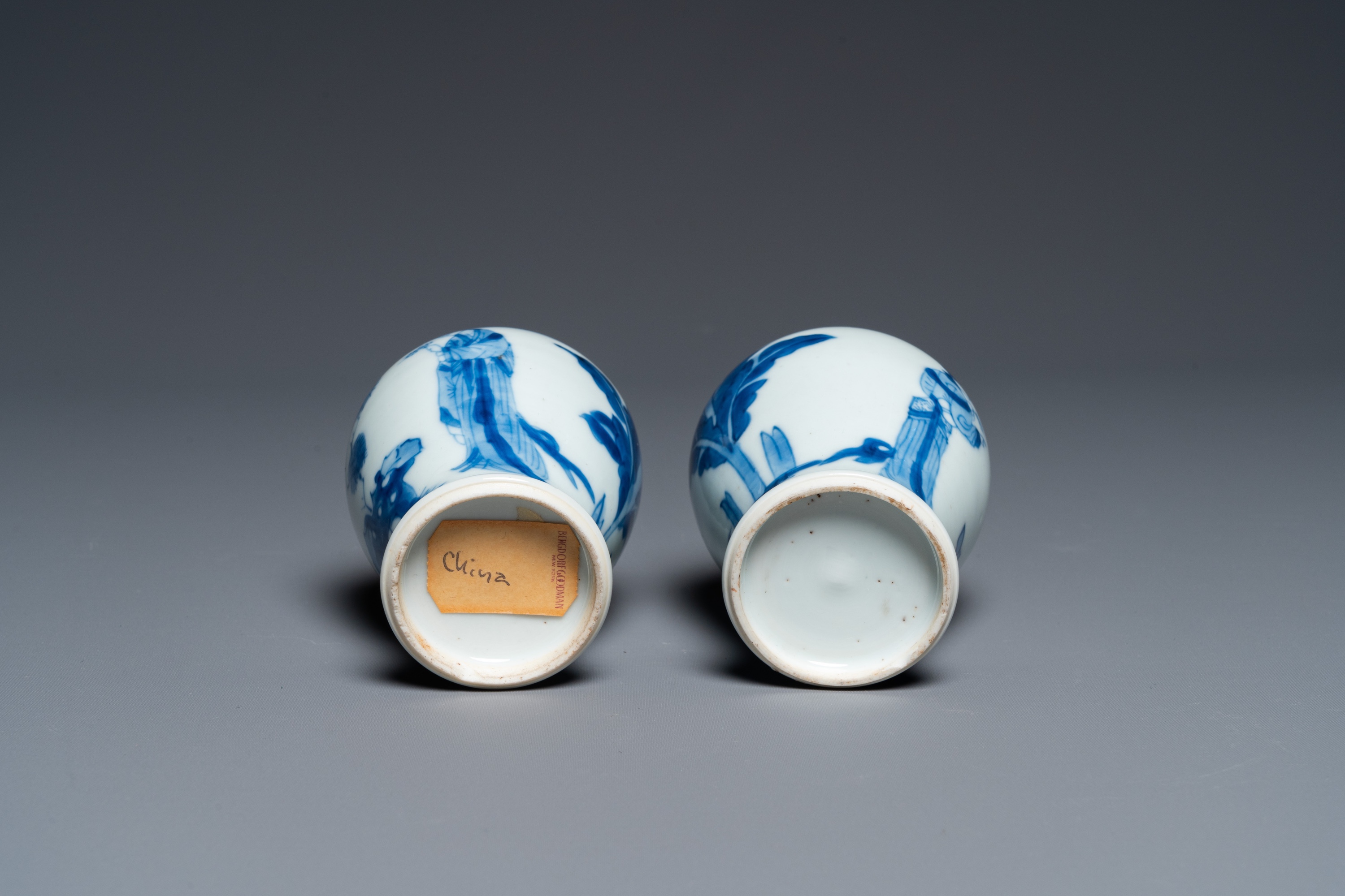 A pair of Chinese blue and white small vases with ladies, Kangxi - Image 6 of 15