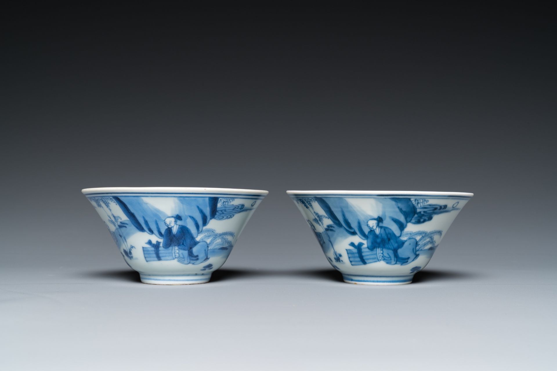 A pair of Chinese blue and white bowls, 18/19th C. - Image 2 of 7