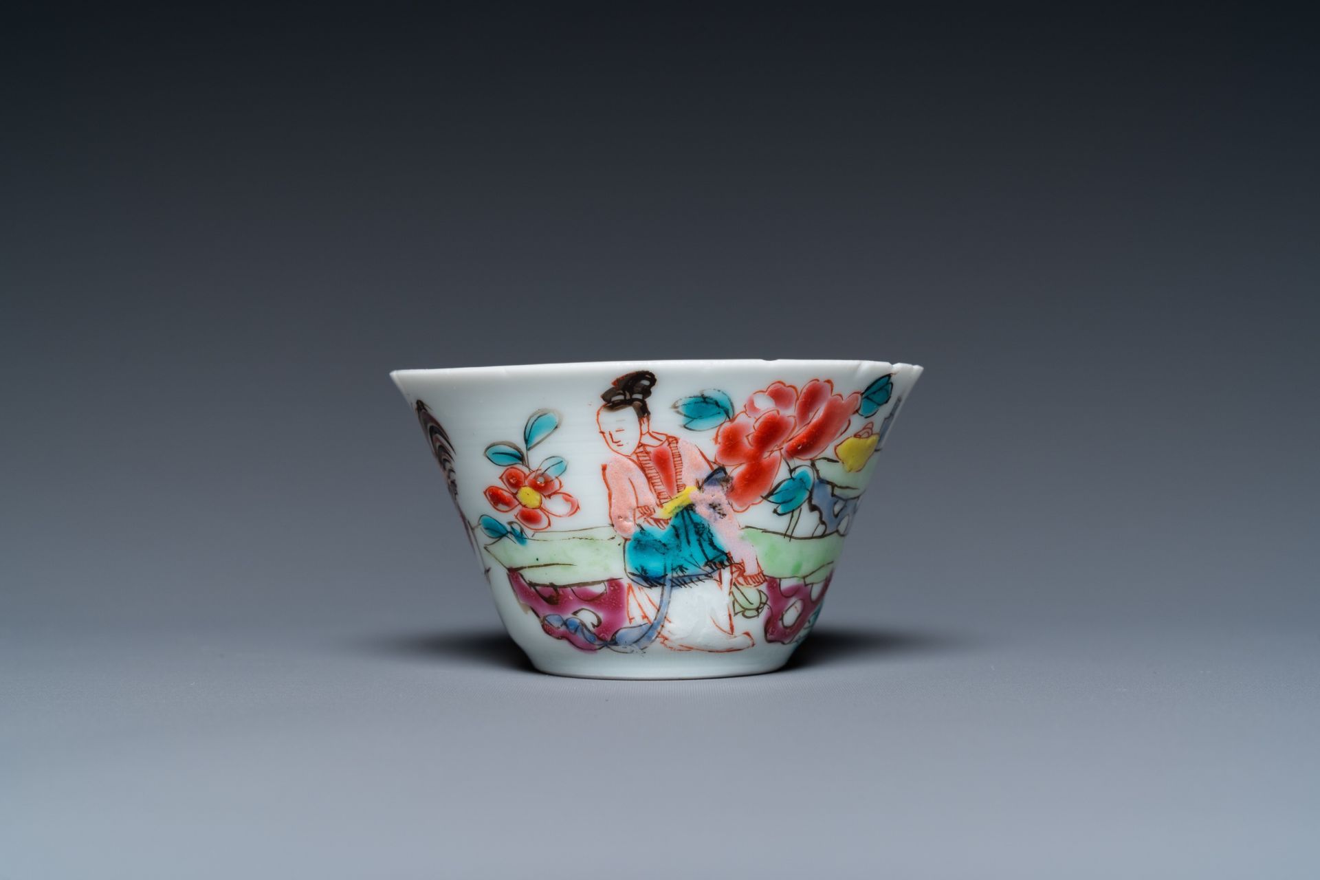A Chinese famille rose 'Wu Shuang Pu' plate and a cup and saucer, Yongzheng and 19th C. - Image 4 of 27