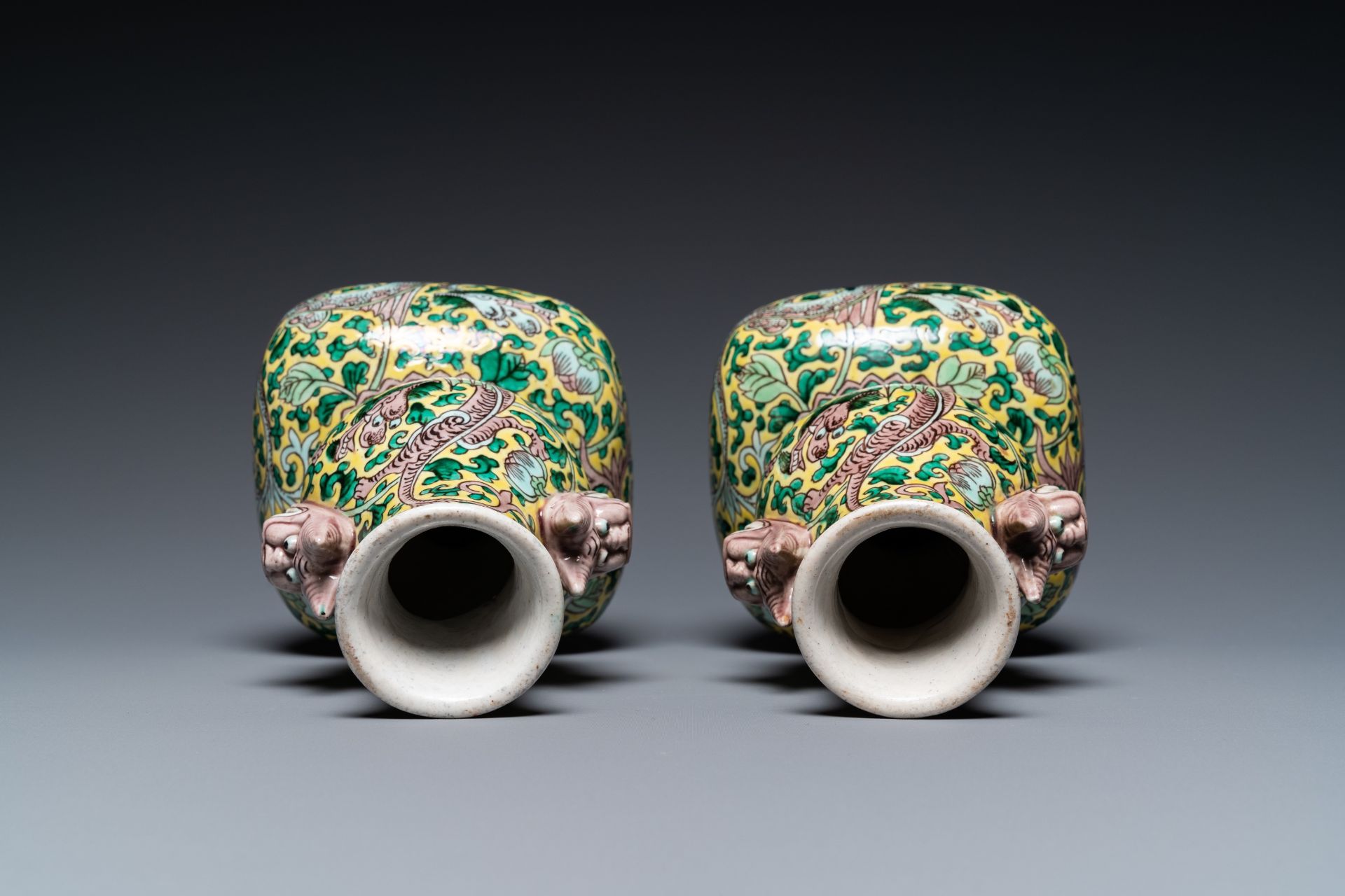 A pair of Chinese famille verte double gourd vases and a blue and white vase and cover, 19/20th C. - Image 12 of 39