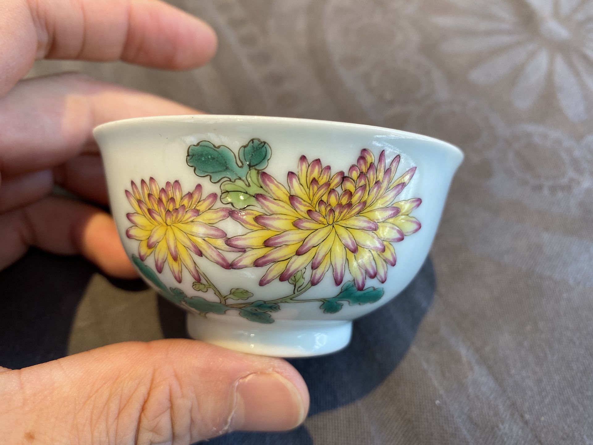 A Chinese famille rose cup with floral design, Yongzheng mark, 20th C. - Bild 8 aus 14